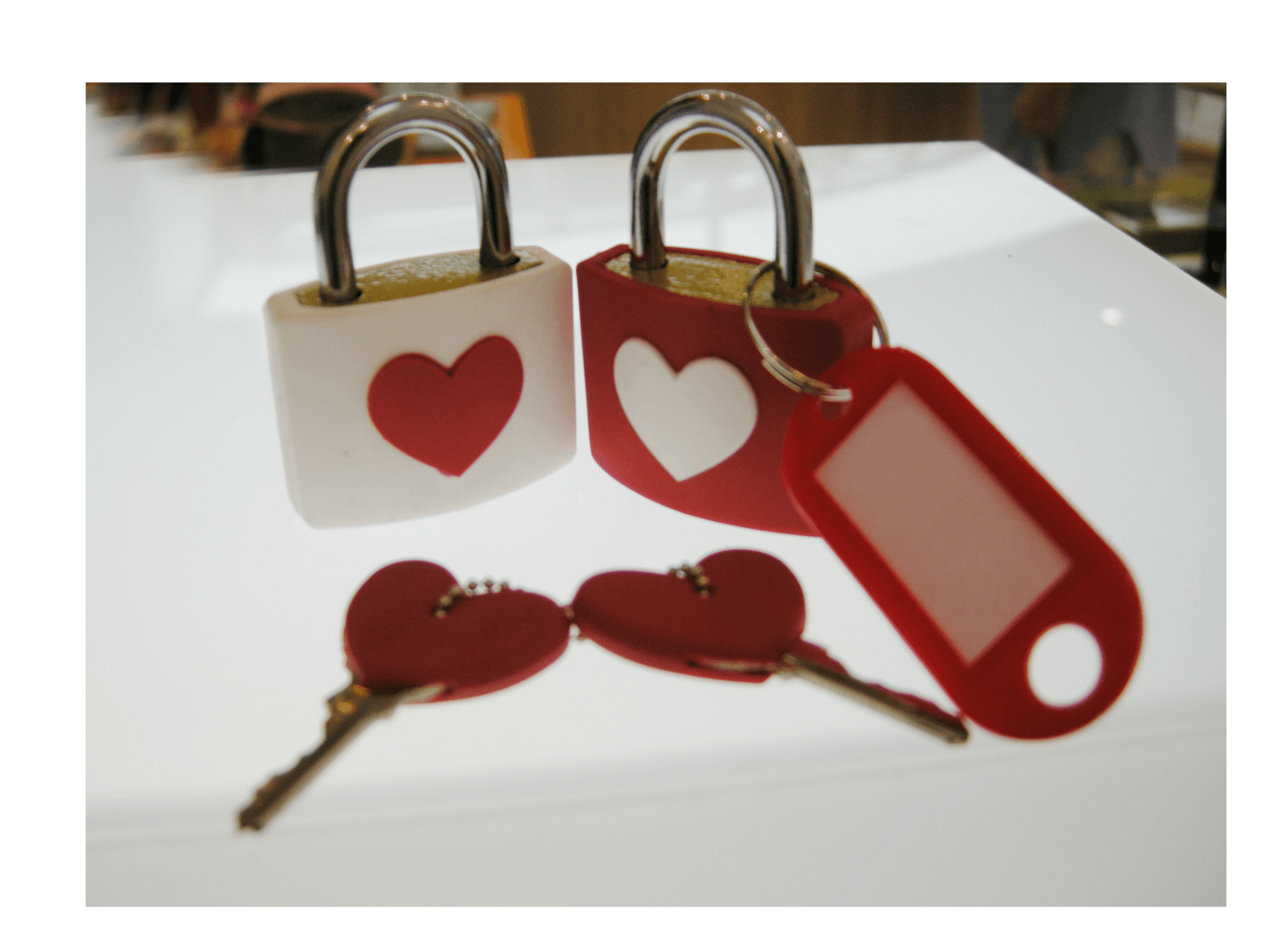 Cadenas d'amour gravés accrochés en masse sur les grilles de la terrasse de la N Seoul Tower, à Namsan, Séoul