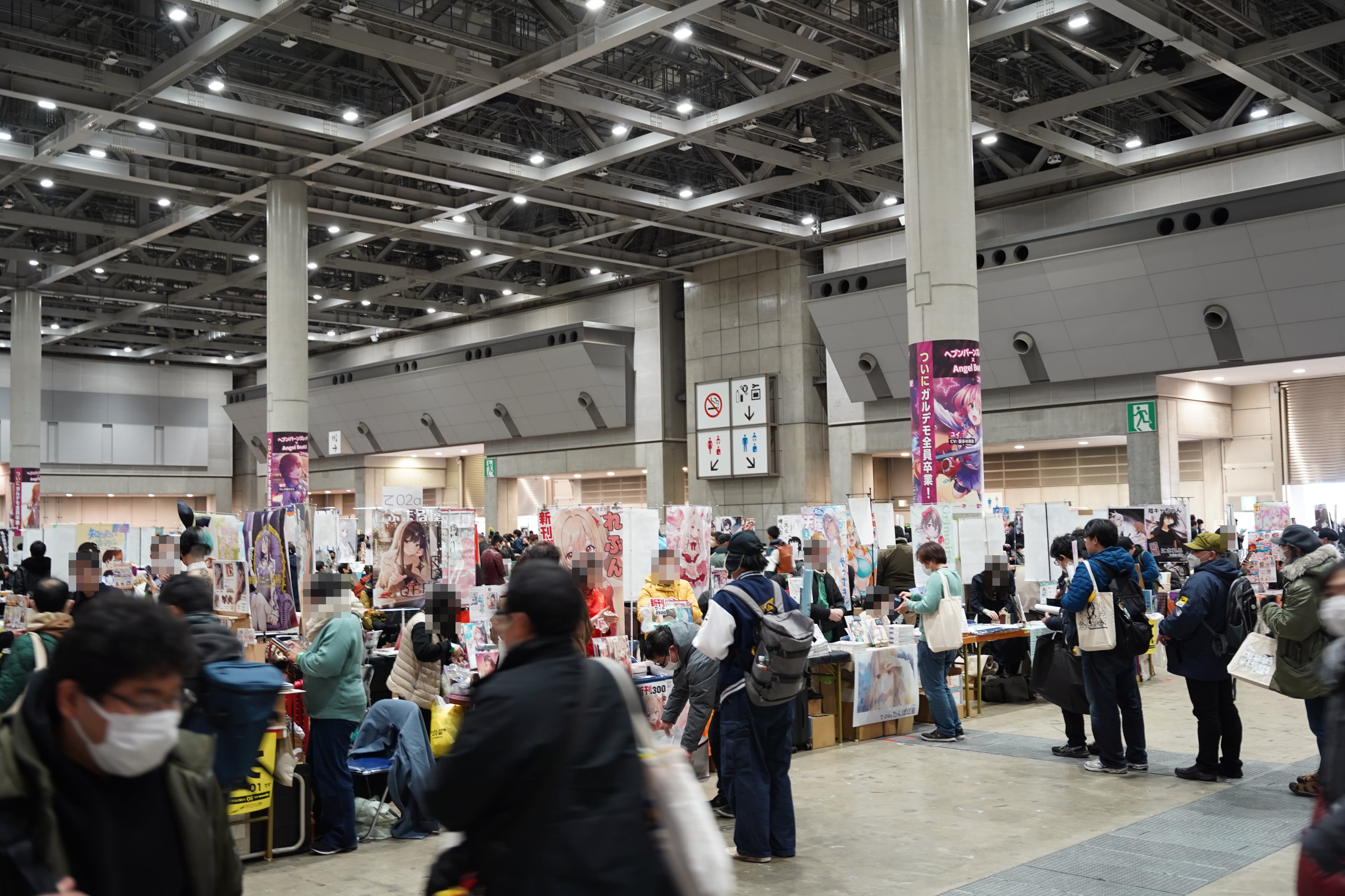Stands de doujin du West Hall bondés lors du deuxième jour du Comiket 105 à Tokyo.