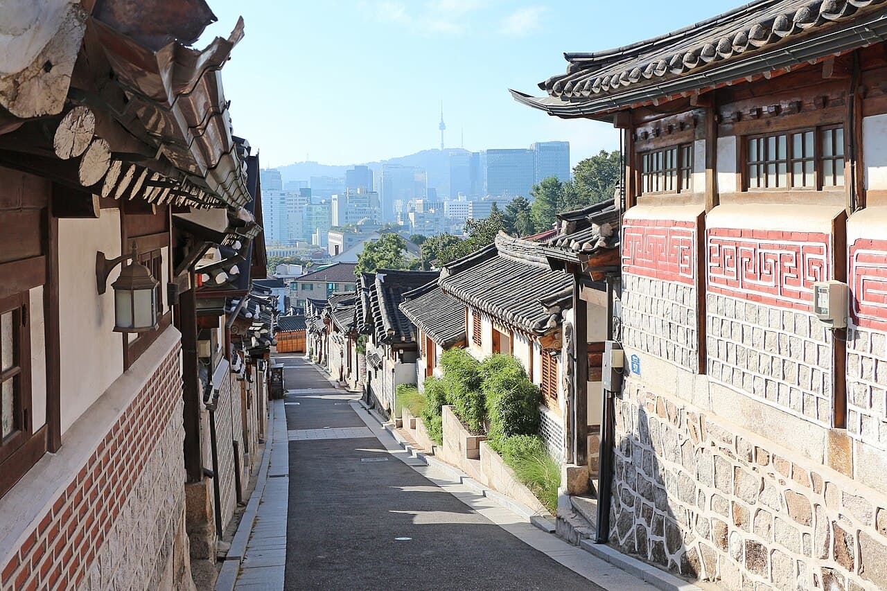 Village traditionnel de hanoks Bukchon à Séoul, illustrant la culture coréenne.
