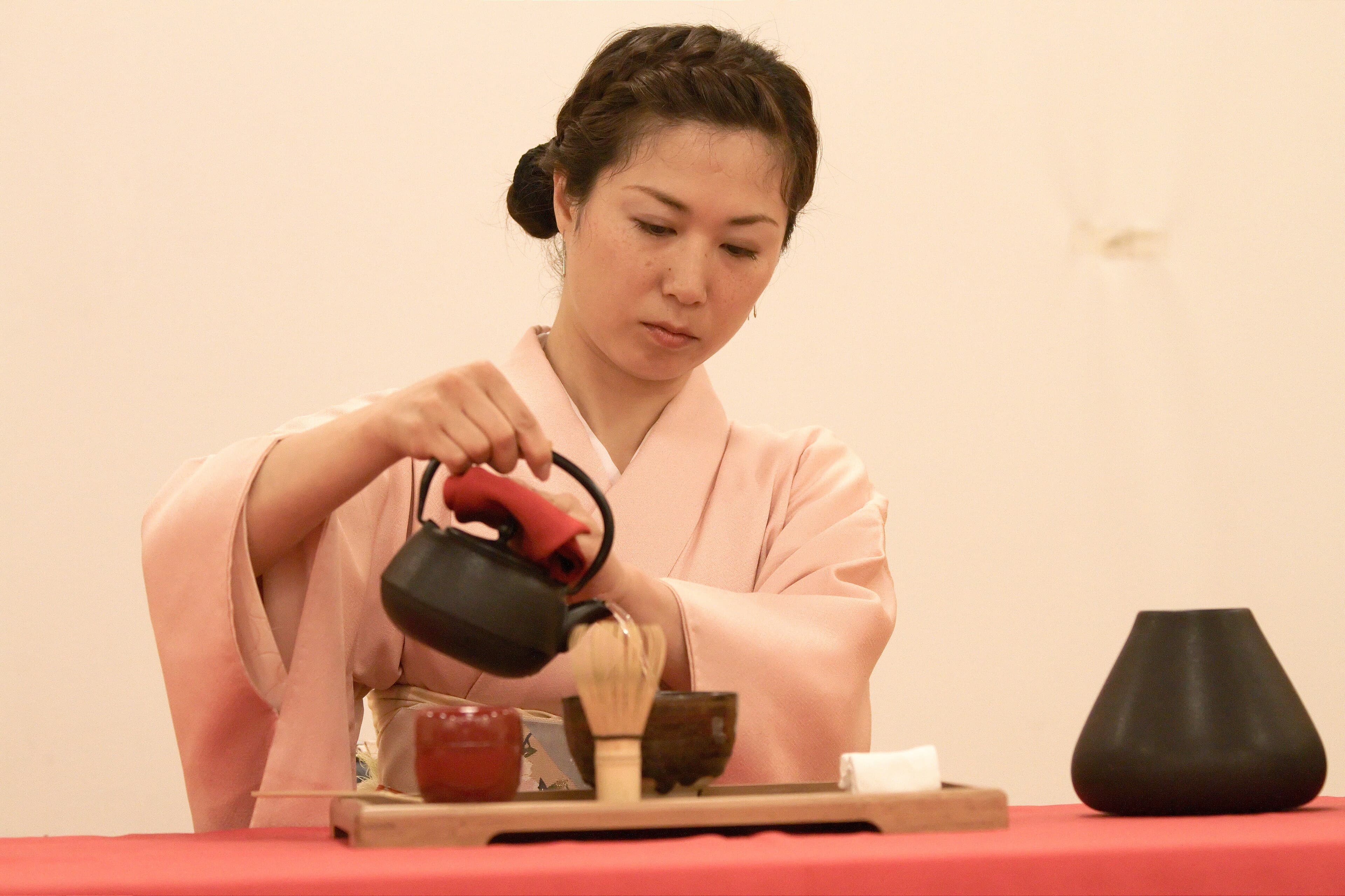 Cérémonie du thé japonaise (chanoyu) avec préparation du matcha en kimono.
