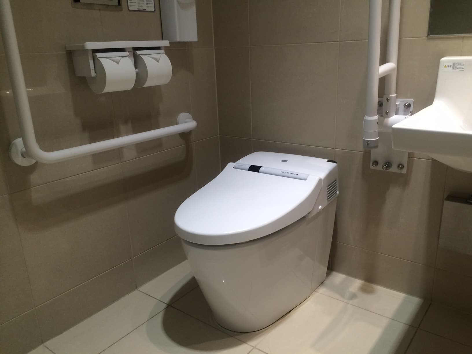Toilettes japonaises high-tech avec panneau de commande Washlet.