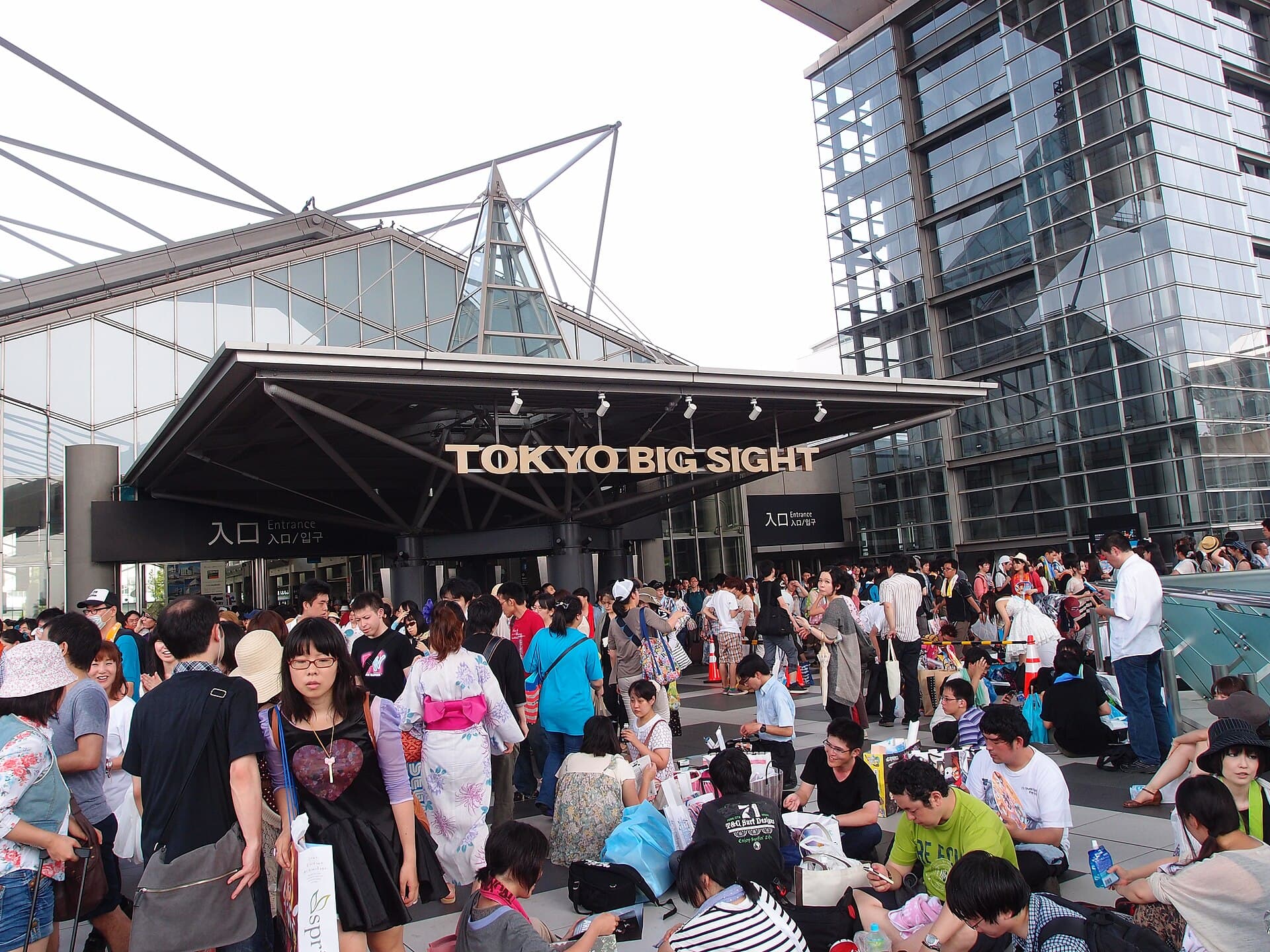 Foule de visiteurs devant les halls du Tokyo Big Sight lors de Comiket 84, l'été 2013