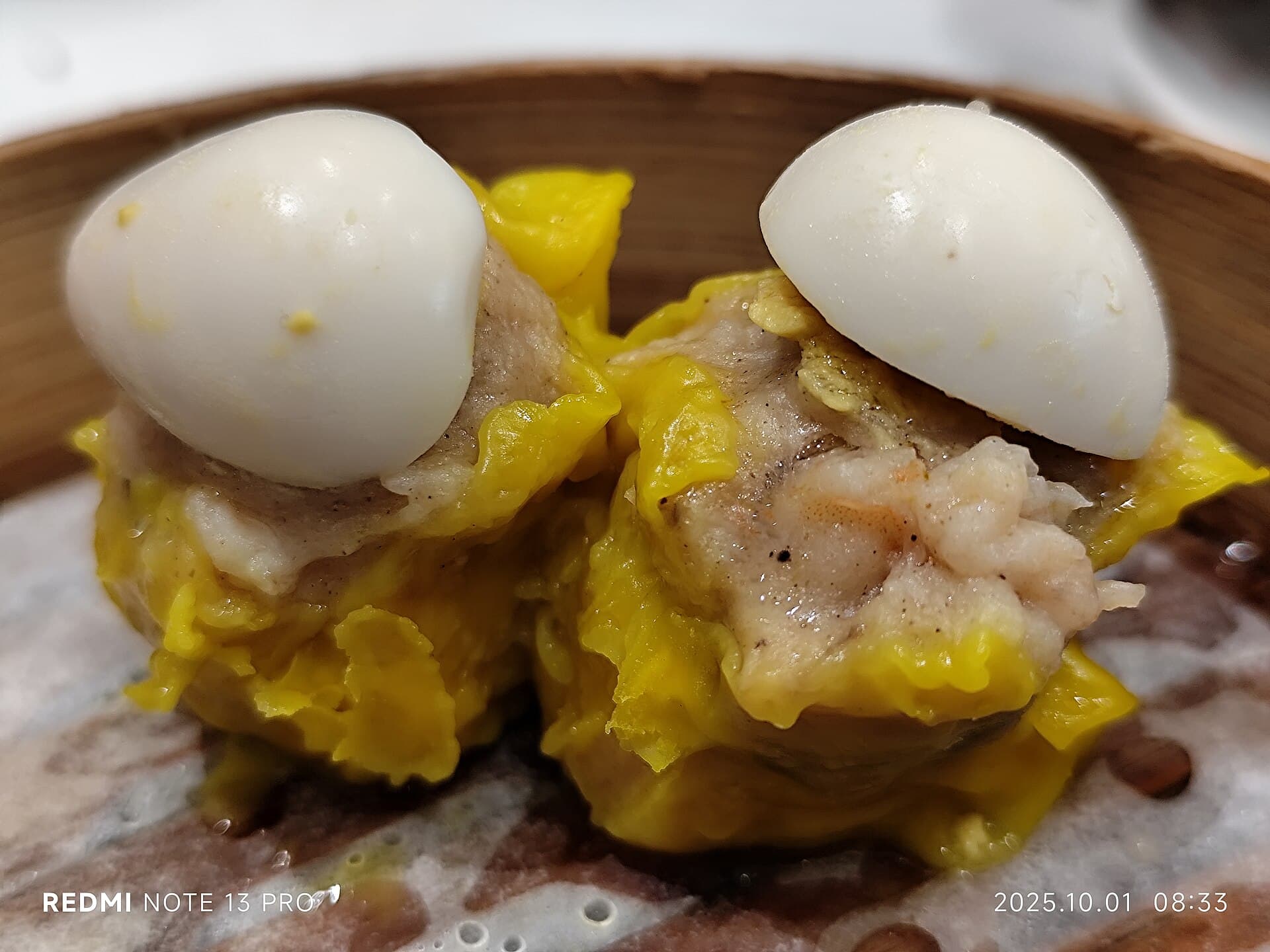 Dim sum cantonais servis dans des paniers vapeur en bambou.