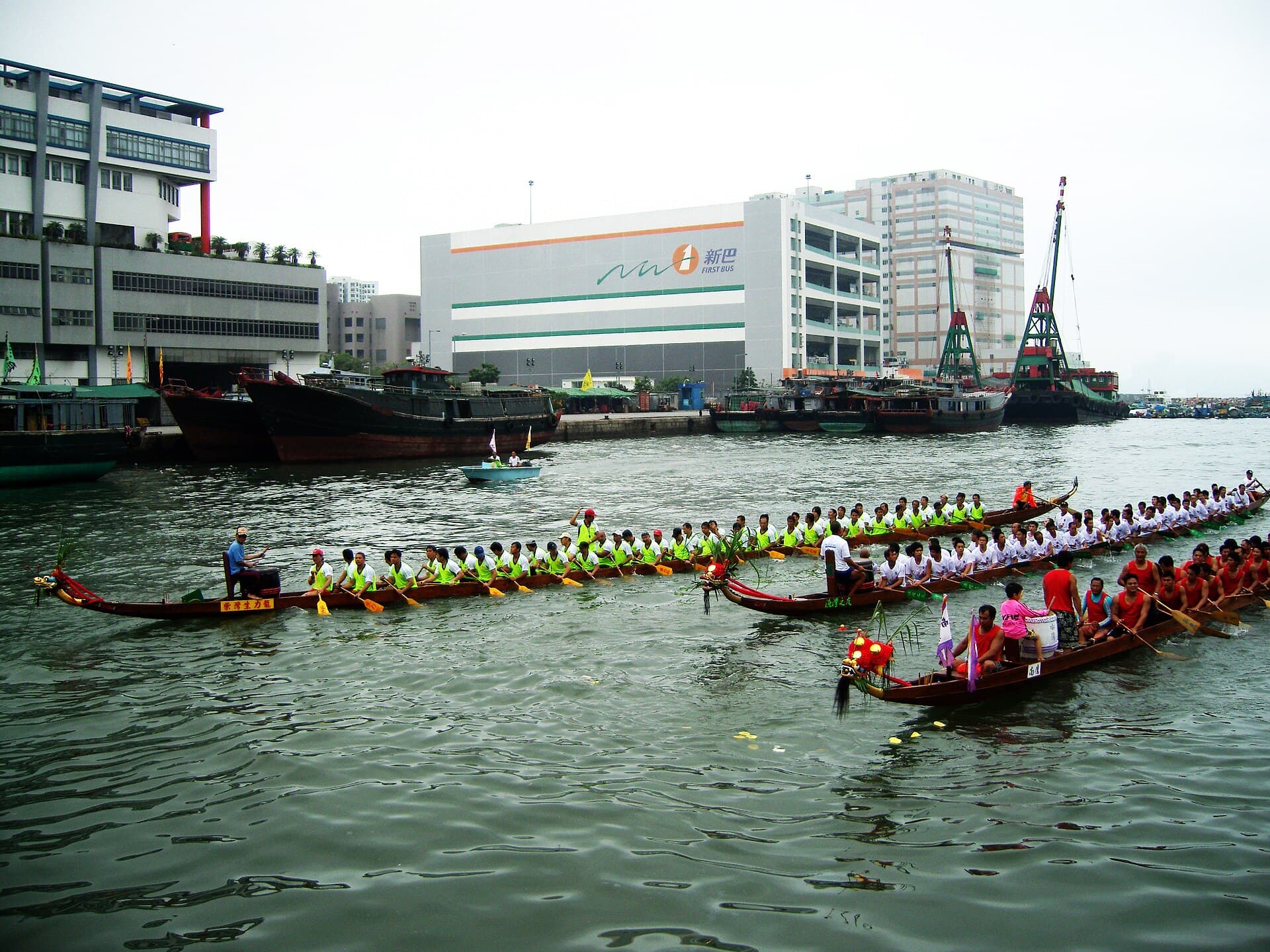 Course de bateaux-dragons lors de la fête de Duanwu.