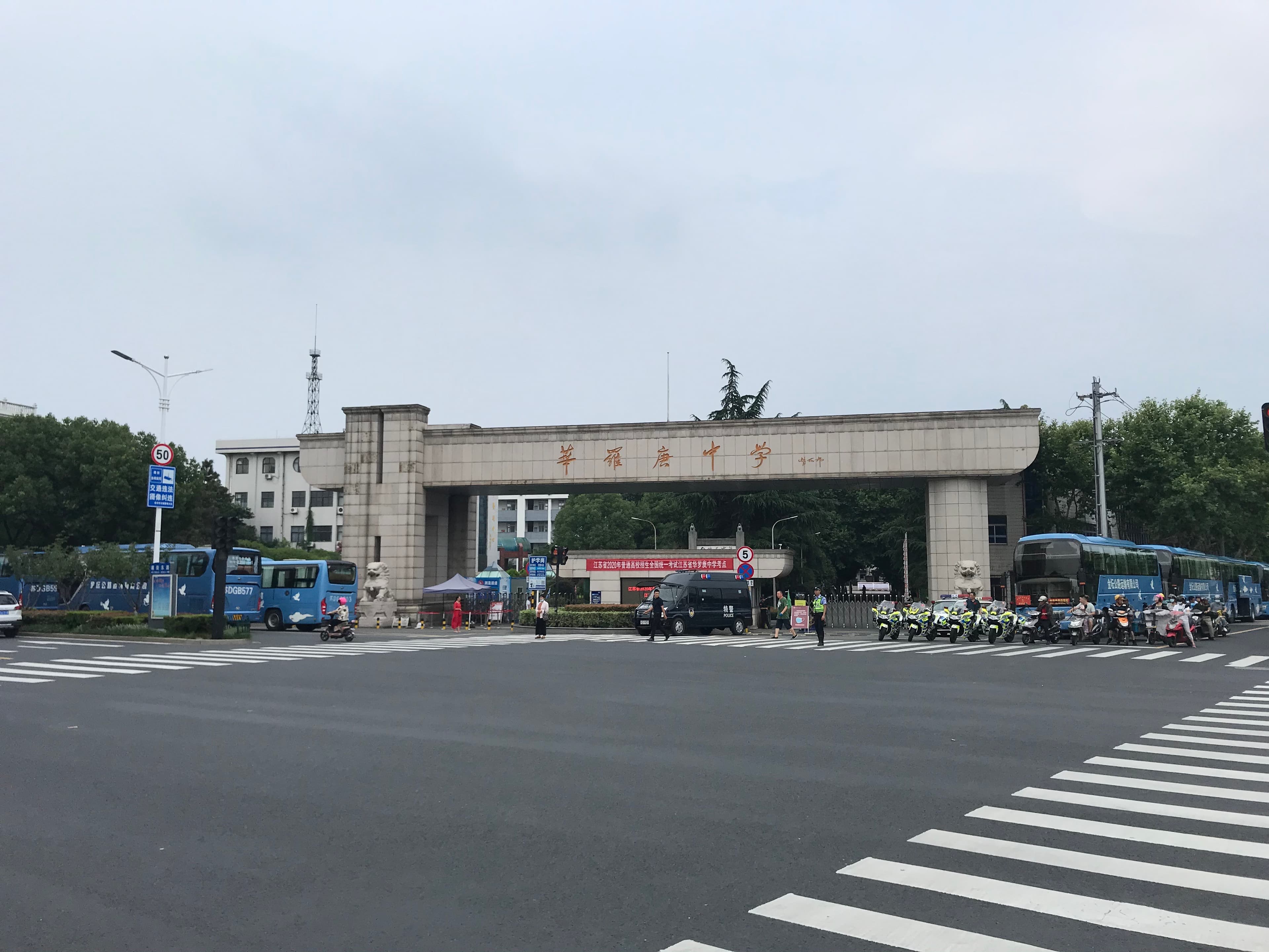 Lycéens chinois passant le Gaokao dans une salle d'examen