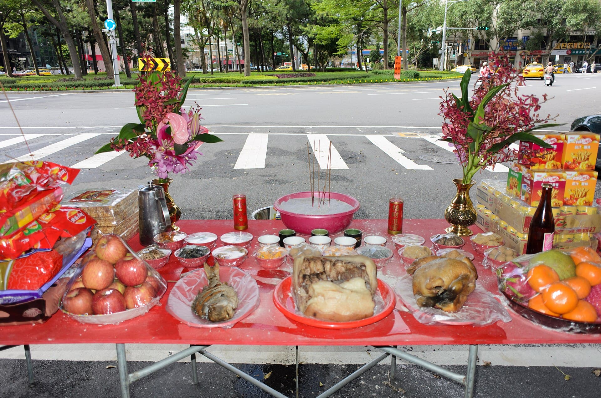 Autel principal d'offrandes de la fête des fantômes (Zhongyuan) dressé dans le quartier de Songshan à Taipei : encens, viandes sacrificielles, fruits et thé pur.