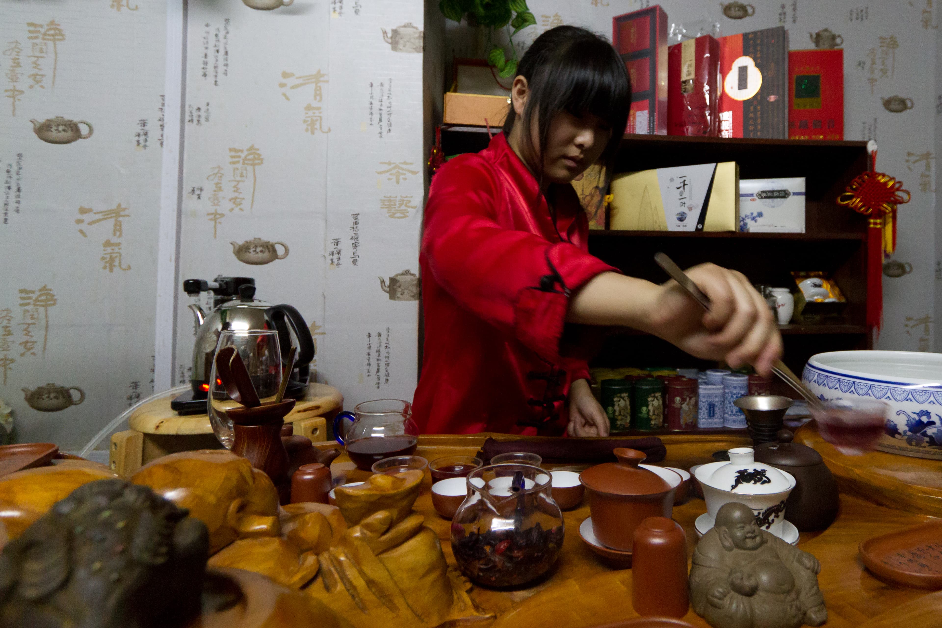 Cérémonie du thé gongfu à Shanghai : théière en terre cuite, tasses et ustensiles traditionnels.