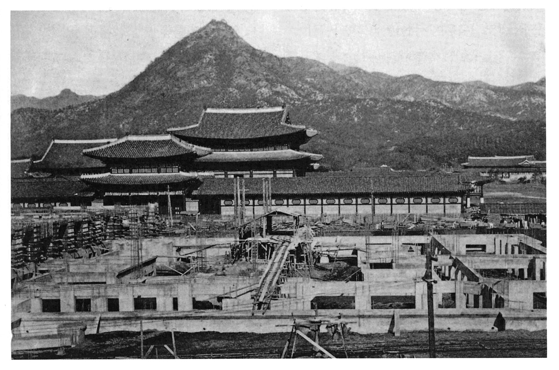 Le bâtiment du Gouvernement général de Corée en construction à Séoul, siège de l'administration coloniale japonaise (1910-1945).
