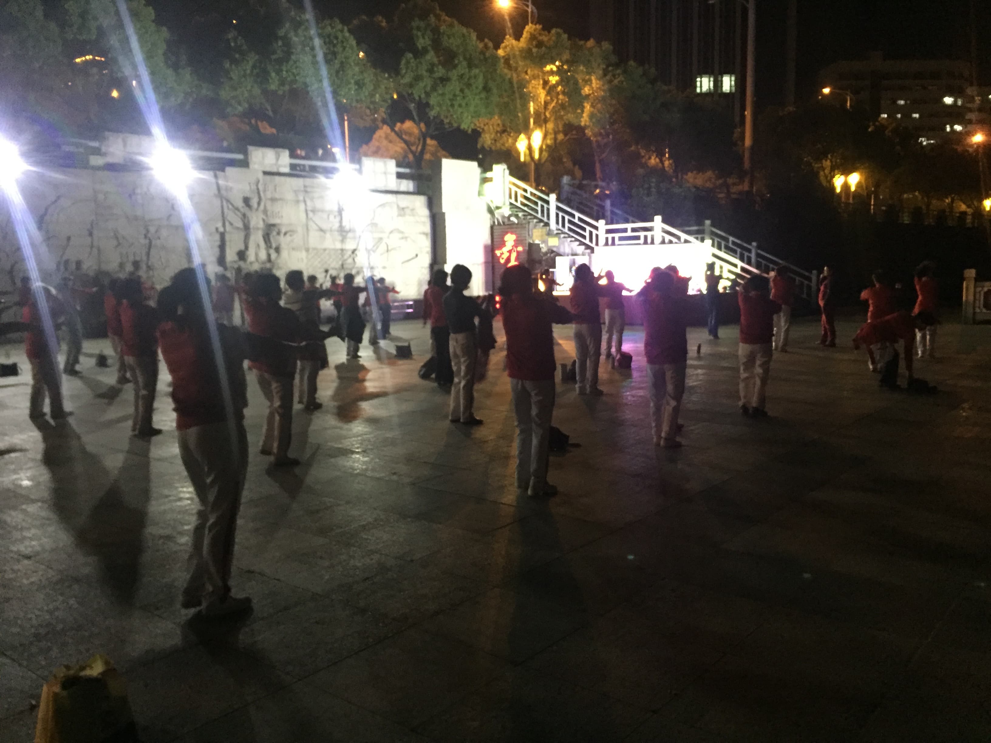 Groupe de femmes dansant le guangchangwu sur une place publique en Chine