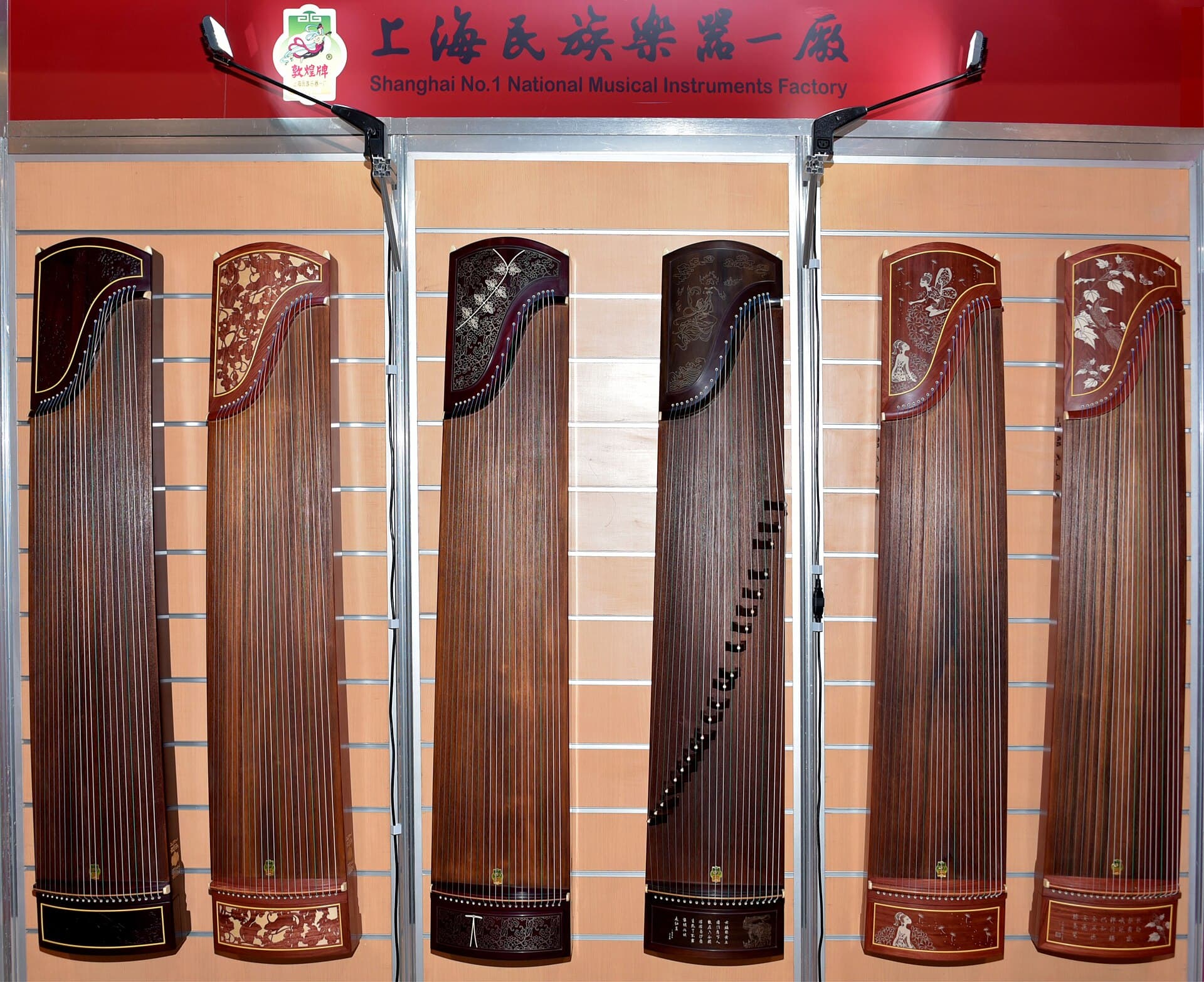 Musicienne jouant du guzheng, cithare traditionnelle chinoise à cordes.