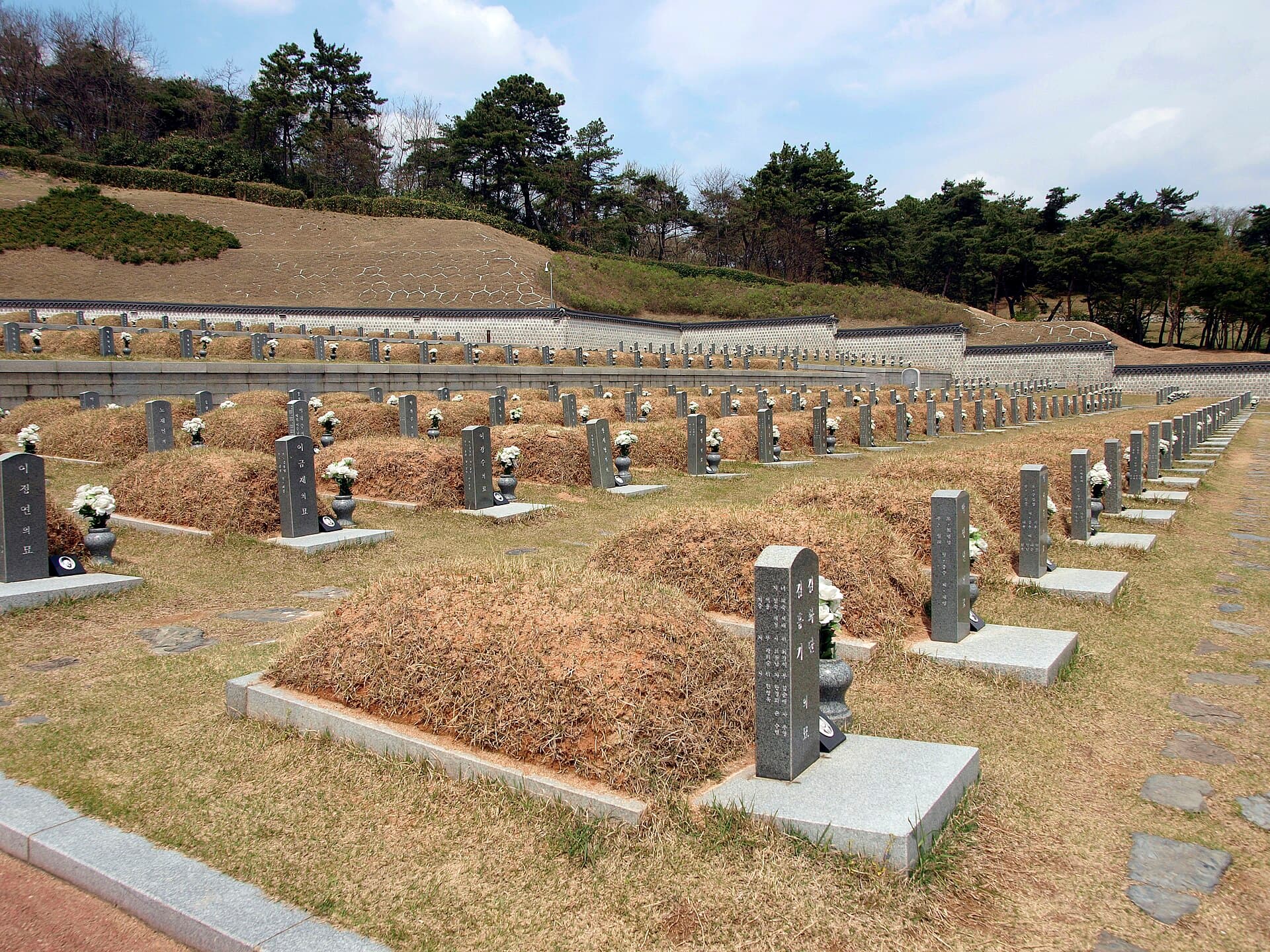 Rangées de tombes au Cimetière national du 18-Mai à Gwangju, mémorial dédié aux victimes du soulèvement démocratique de 1980.