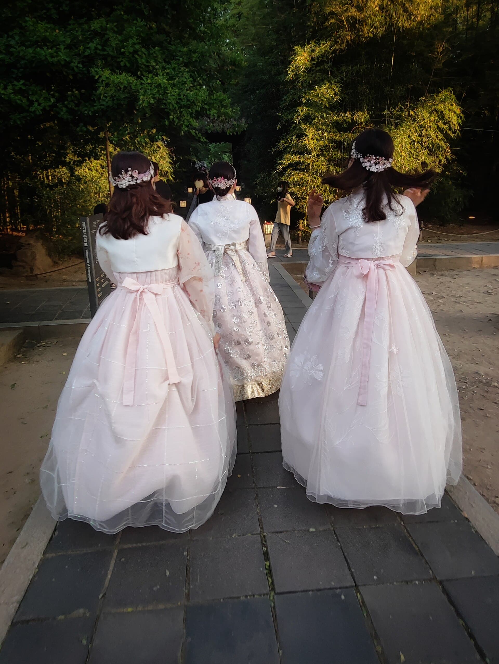 Femmes portant le hanbok, vêtement traditionnel coréen aux couleurs vives, à Gyeongju.