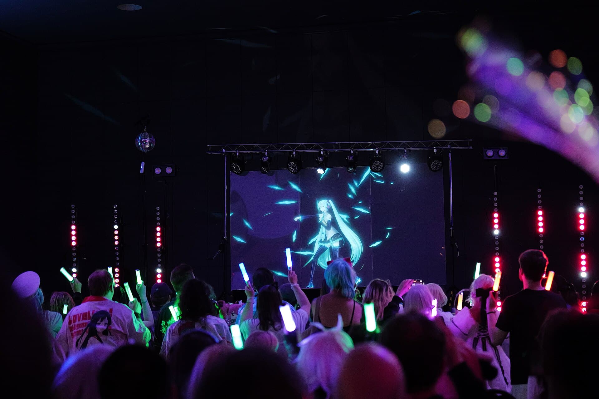 Concert live de Hatsune Miku, hologramme de la chanteuse virtuelle Vocaloid sur scène.