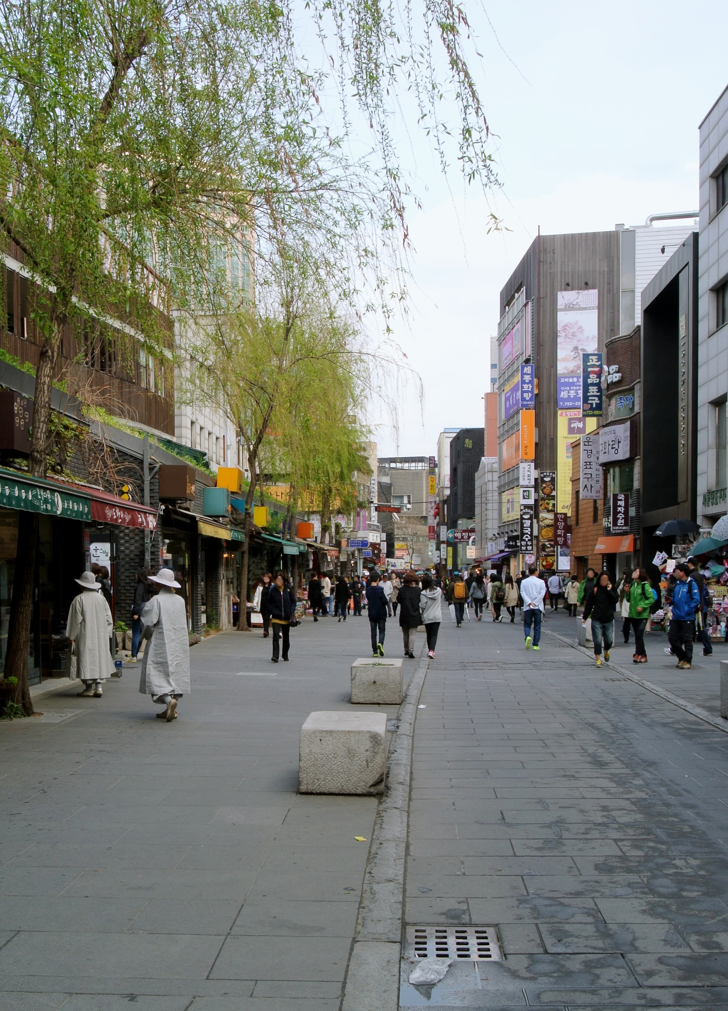 Rue traditionnelle d'Insadong à Séoul, animée par les passants et les échoppes.