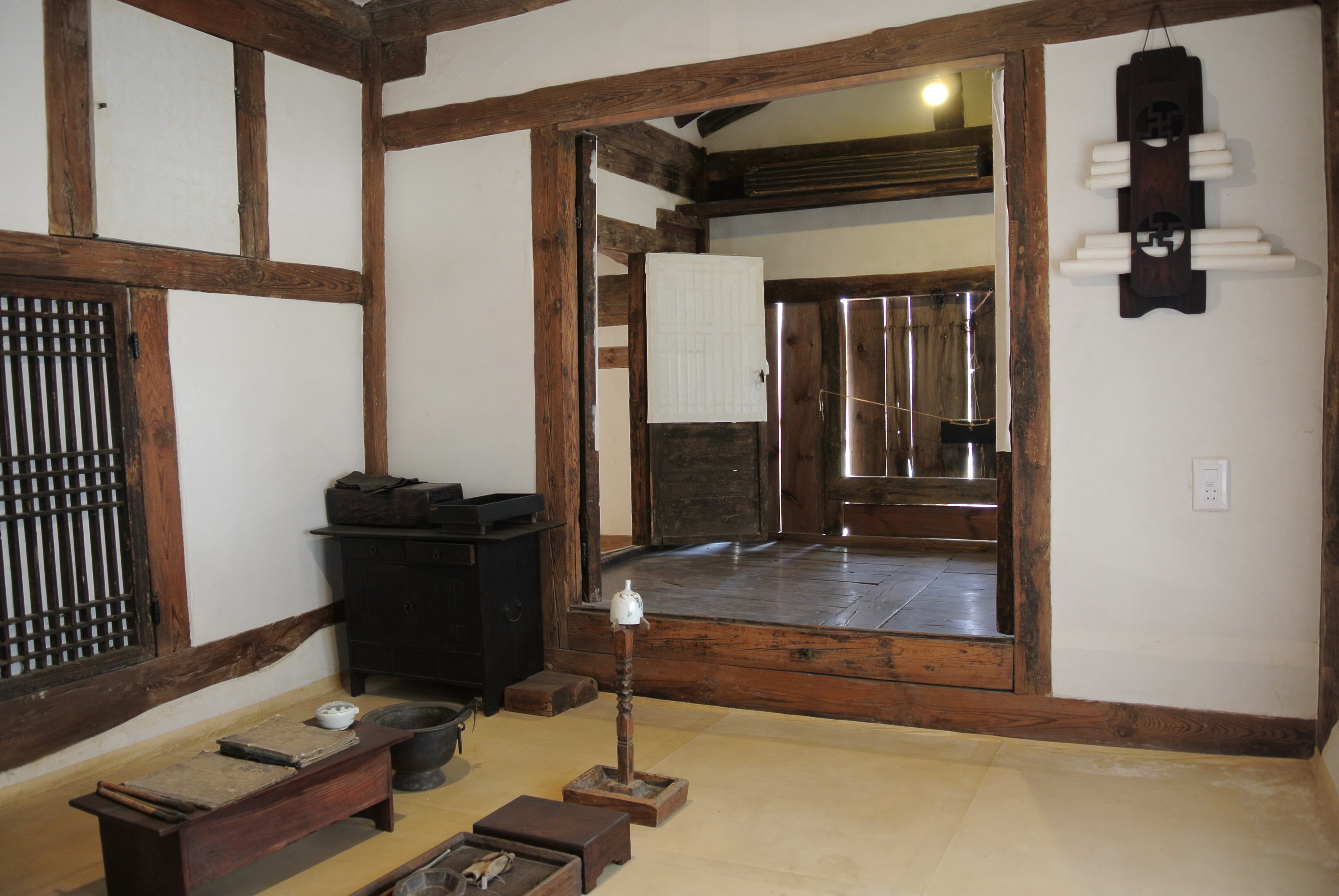 Intérieur d'une maison traditionnelle coréenne avec sol chauffé par le système ondol.