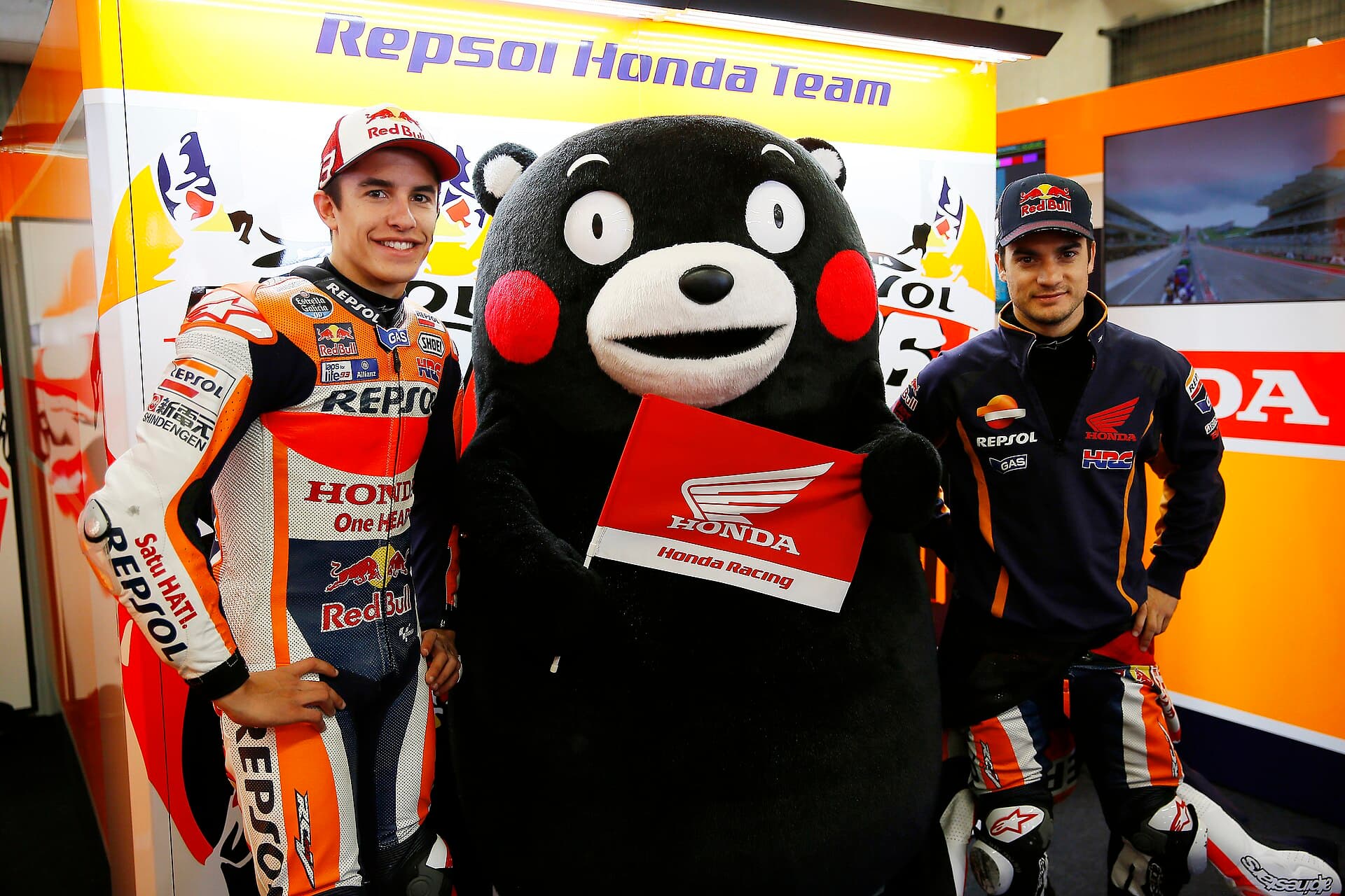 La mascotte Kumamon, ours noir aux joues rouges, aux côtés des pilotes Marc Marquez et Dani Pedrosa dans le stand Repsol Honda au Grand Prix de France 2015 au Mans