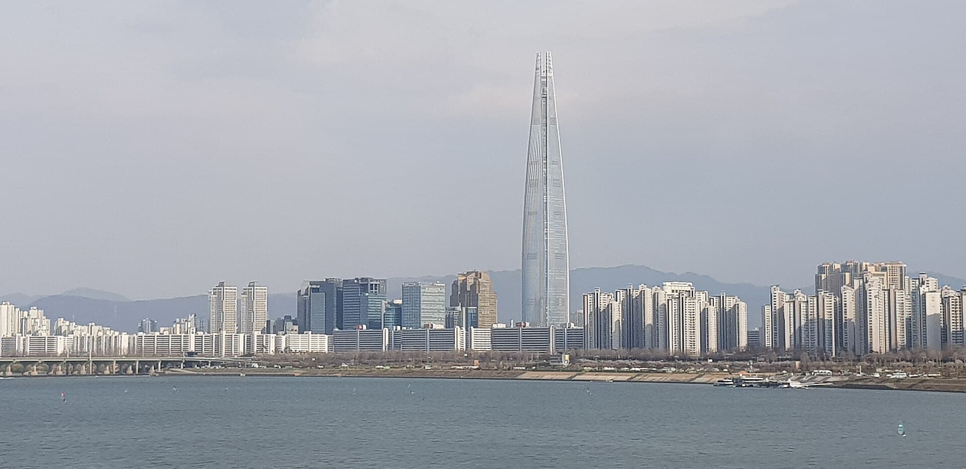 La Lotte World Tower, plus haut gratte-ciel de Corée du Sud et siège du chaebol Lotte, dominant l'horizon de Séoul près du pont Cheongdam.