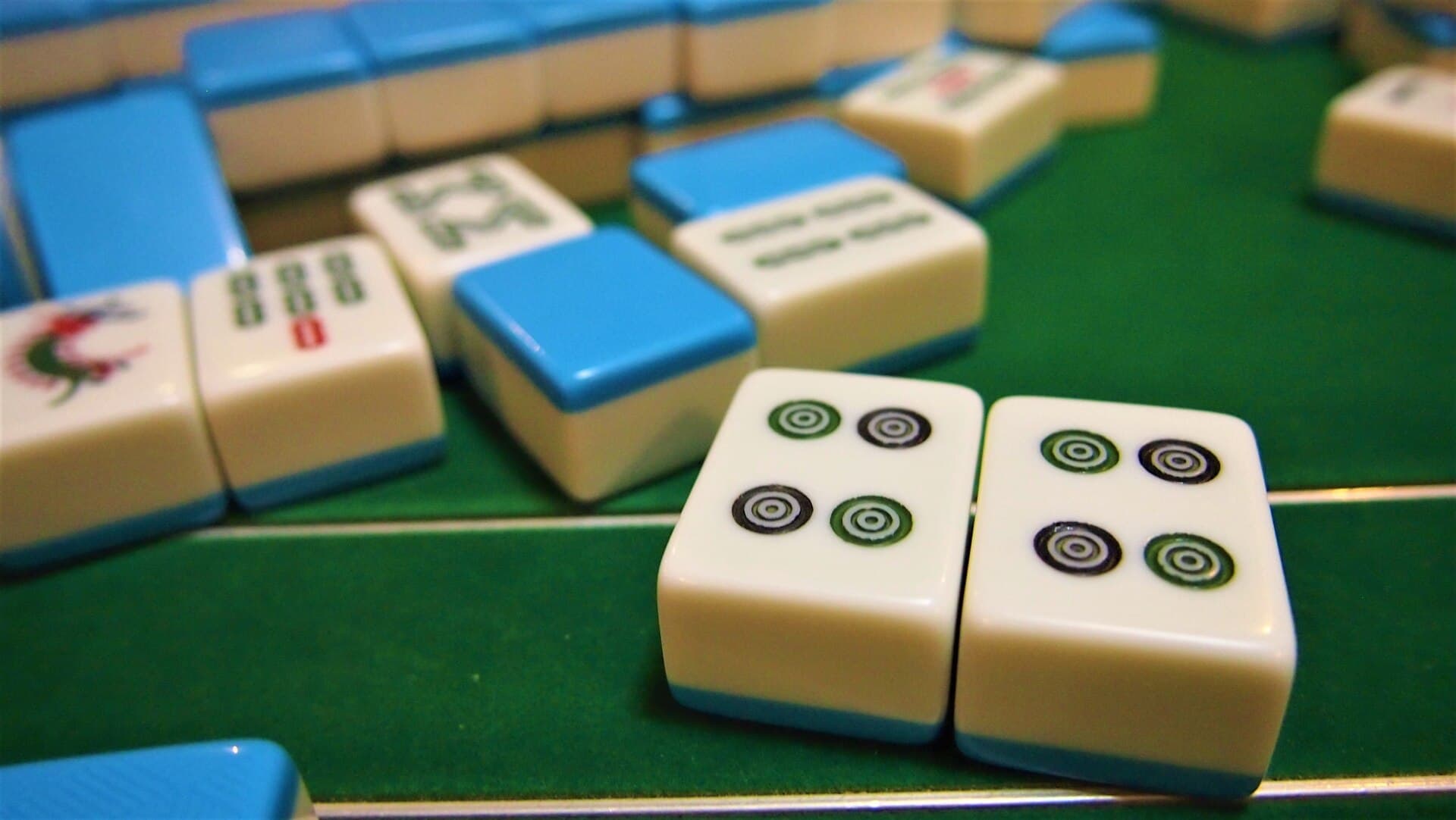 Tuiles de mahjong disposées pour une partie, jeu traditionnel chinois.