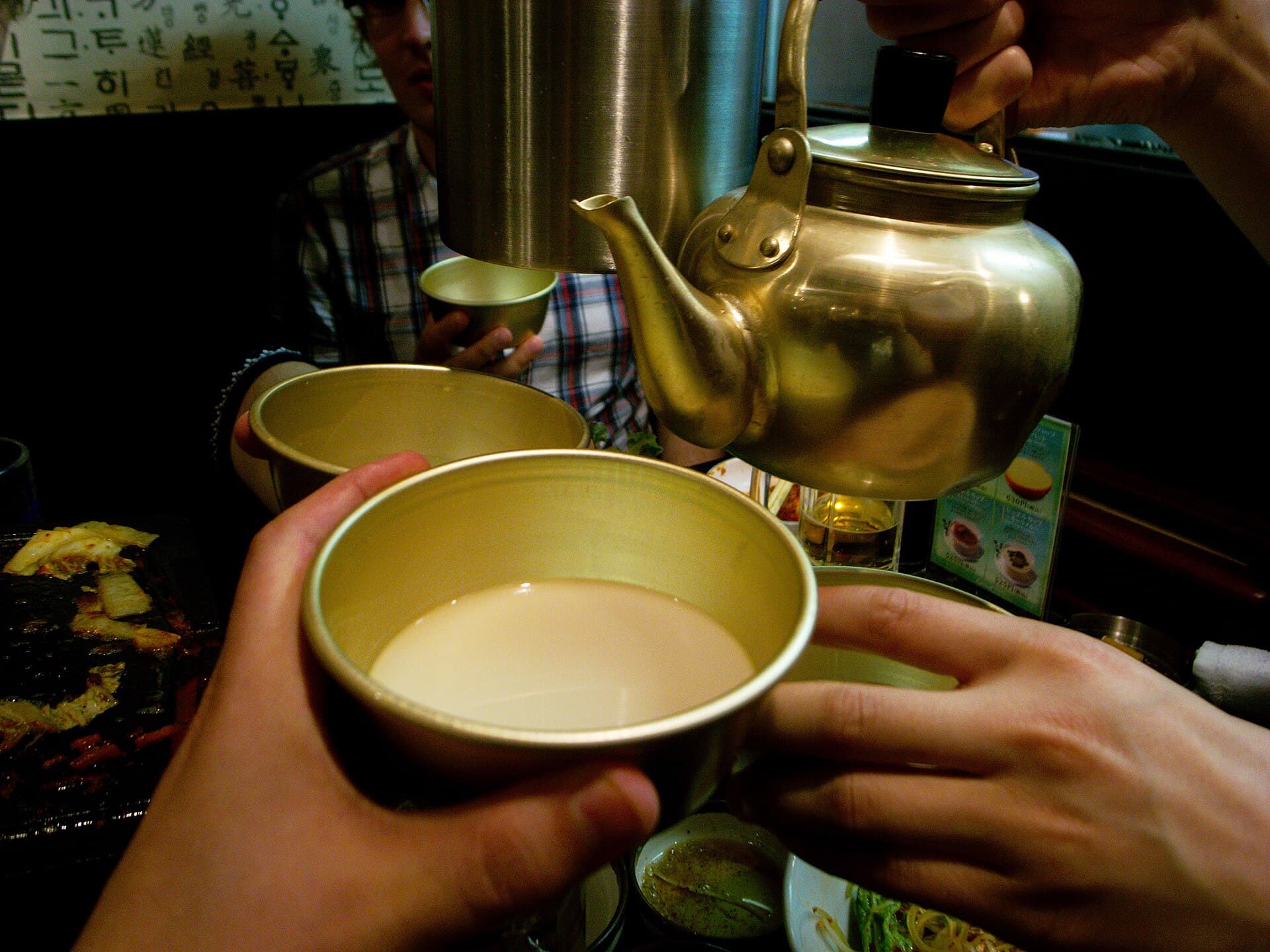 Makgeolli, vin de riz trouble traditionnel coréen.