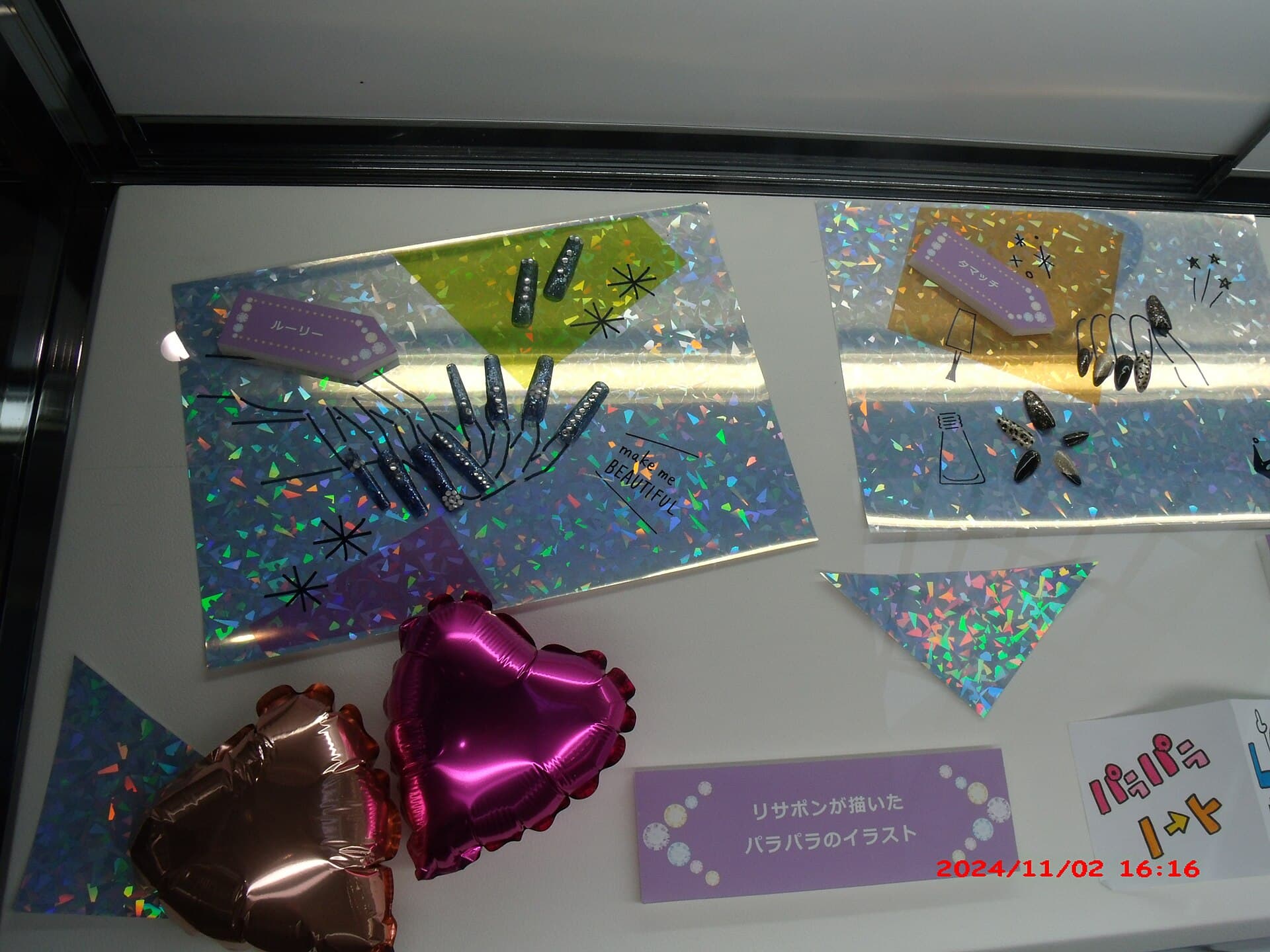 Ongles gyaru japonais richement décorés de reliefs, strass et bijoux, réalisés par un collectif de manucure de Fukuoka.
