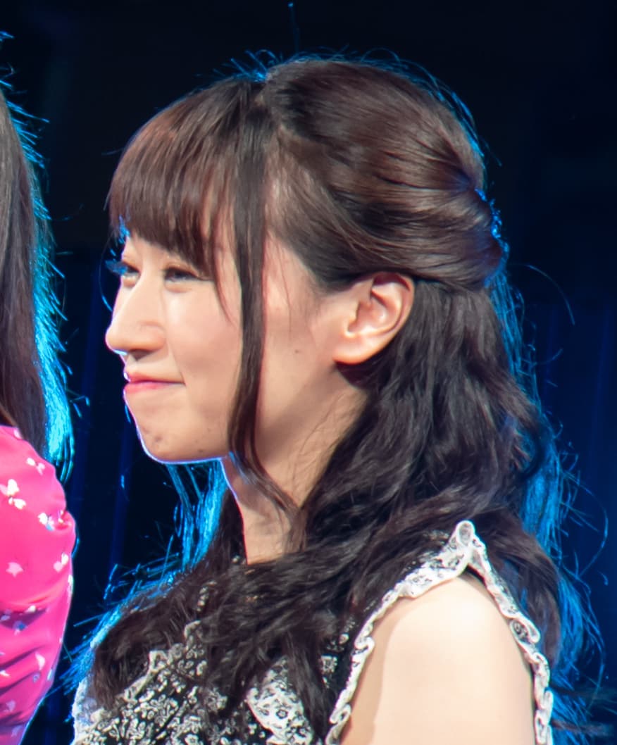 La seiyu japonaise Mizuki Nana sur scène lors d'un événement public au Tokyo Game Show 2018