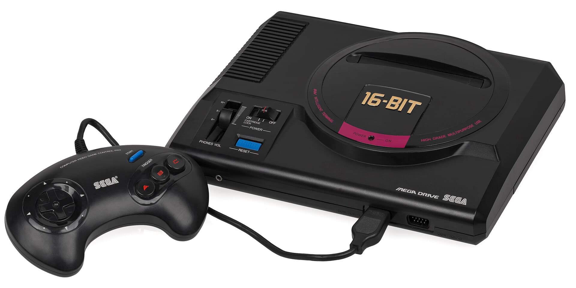 Console Sega Mega Drive japonaise de première génération avec sa manette, sur fond blanc