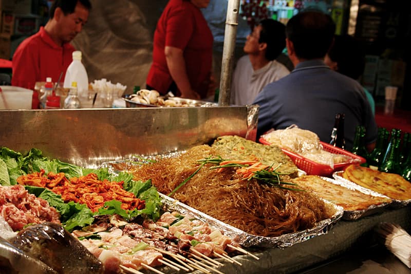 Étal de nourriture de rue au marché de Namdaemun à Séoul, ambiance typique des pojangmacha coréens.