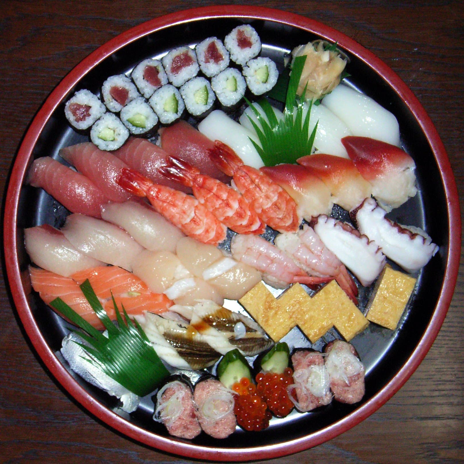 Plateau de sushis variés, spécialité japonaise.