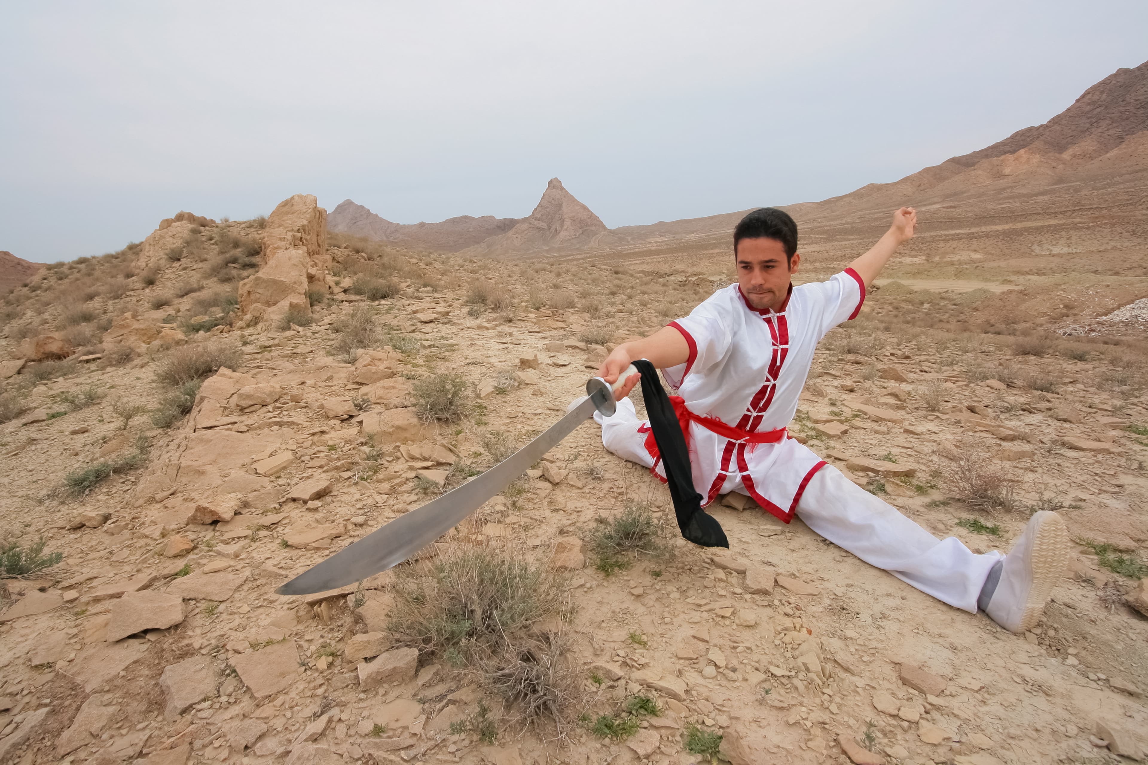 Pratiquant de wushu en compétition, art martial chinois spectaculaire.