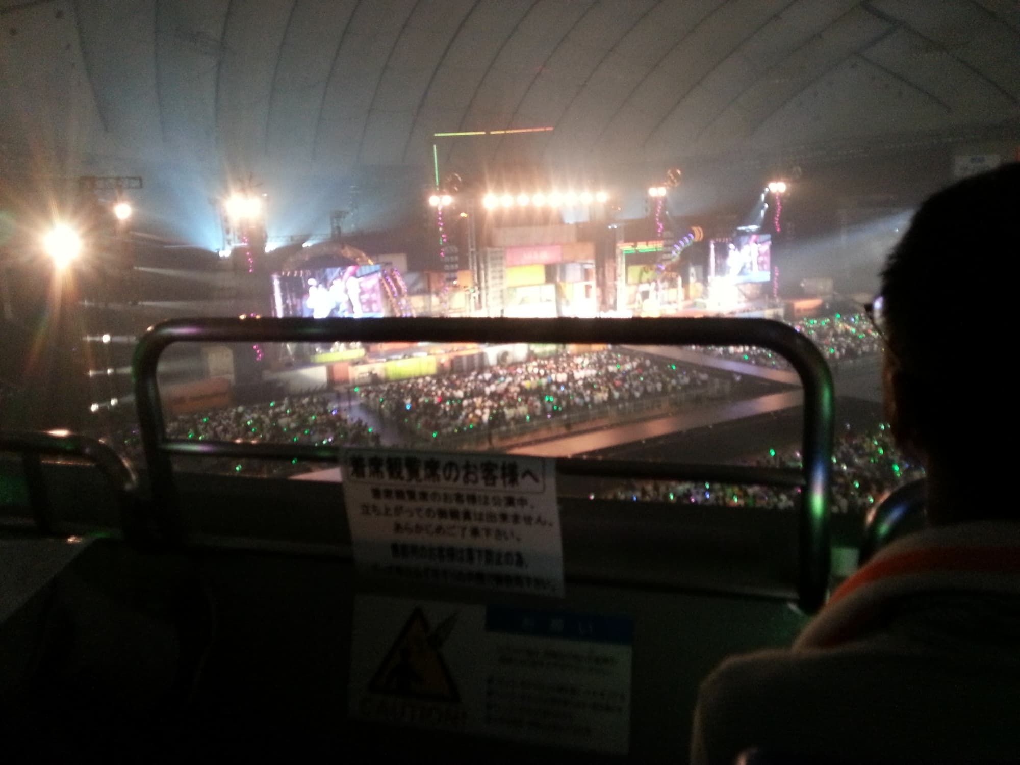 Concert du groupe idole japonais AKB48 sur la grande scène du Tokyo Dome, illustrant la culture de la musique live liée à l'anime au Japon.