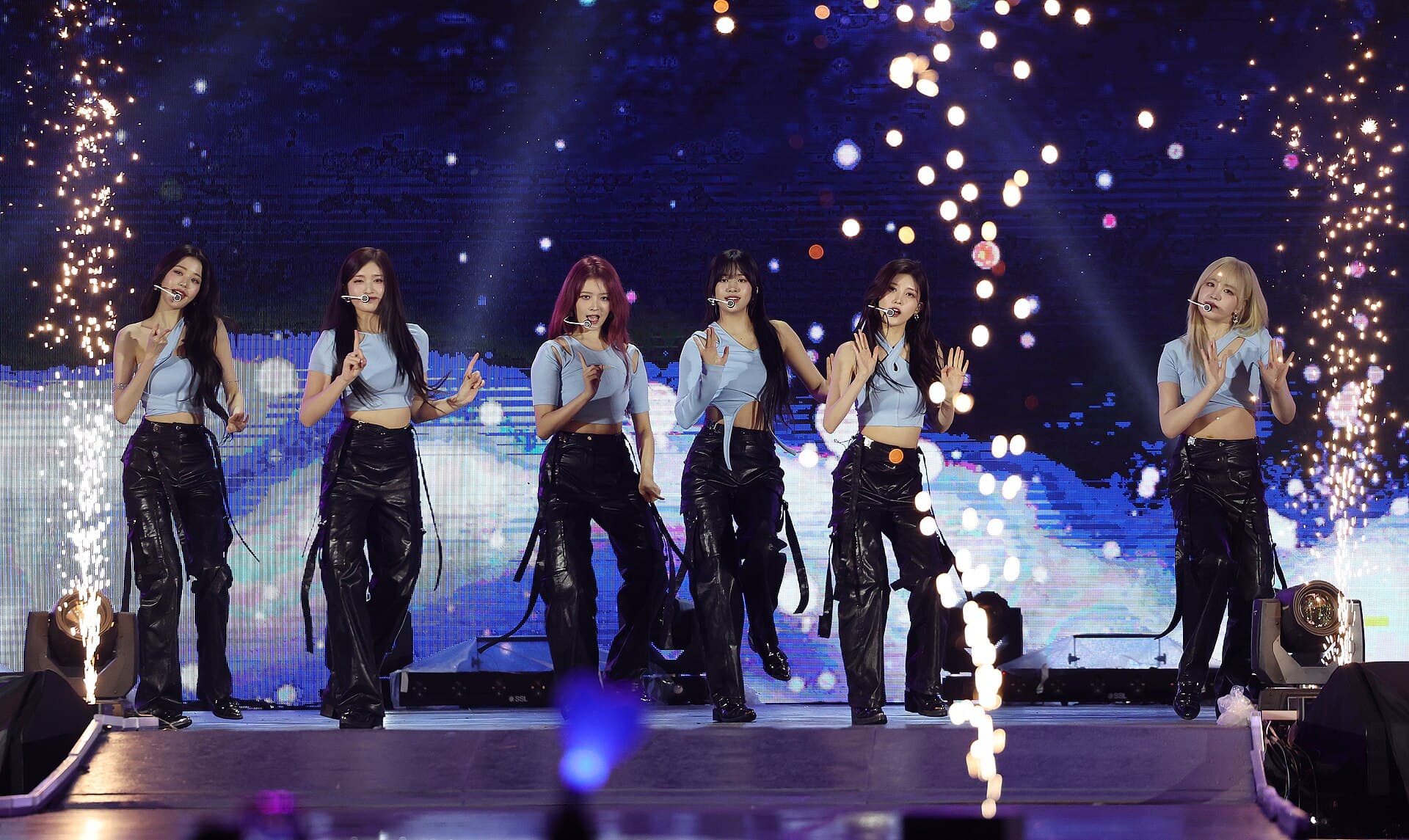 Groupe de K-pop IVE en performance sur la scene du K-POP Super Live du Jamboree mondial du scoutisme 2023, en Coree du Sud