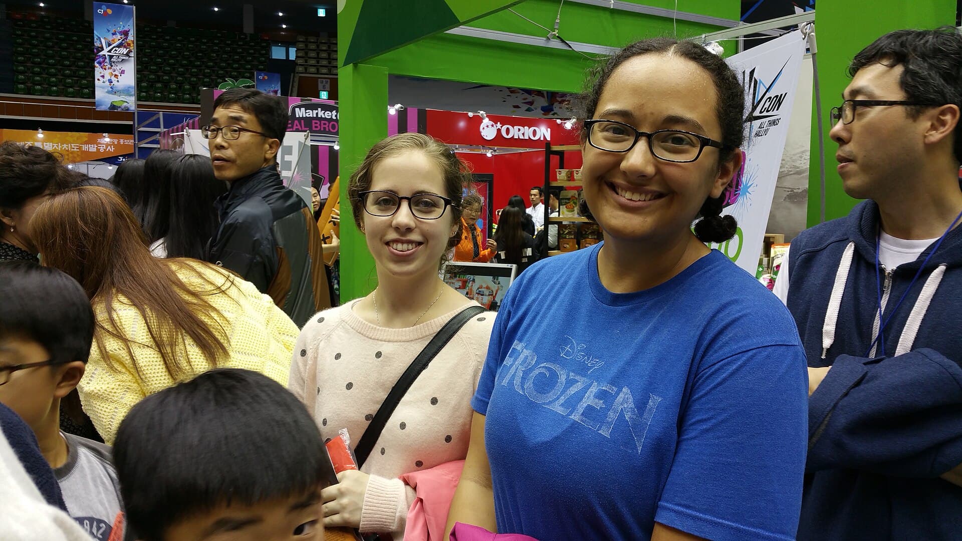 Fans internationaux de K-pop reunis au KCON de Jeju en 2015, pancartes et goodies a la main