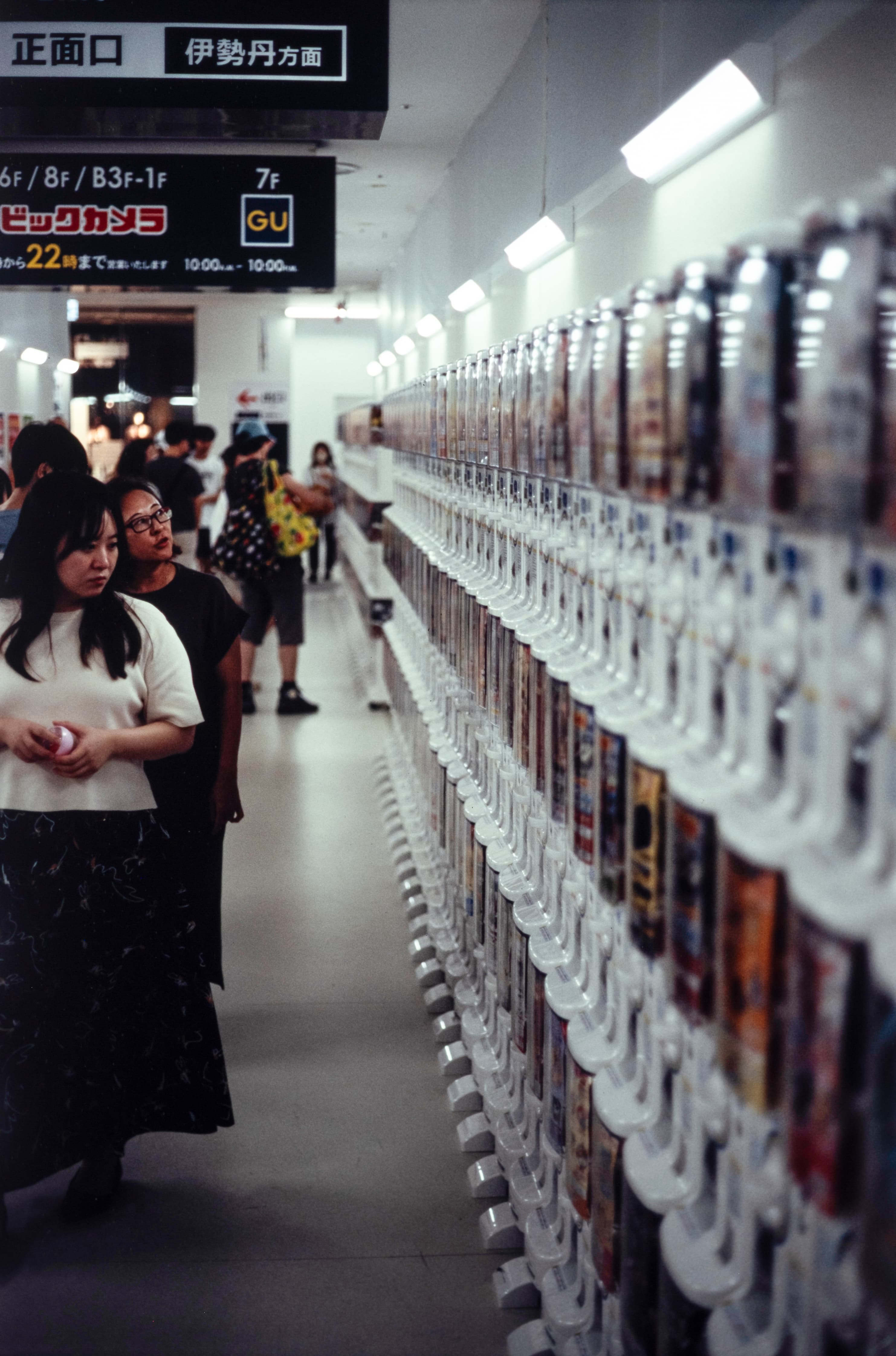 Rangée de distributeurs de capsules gachapon au BIC Camera de Shinjuku, à Tokyo.