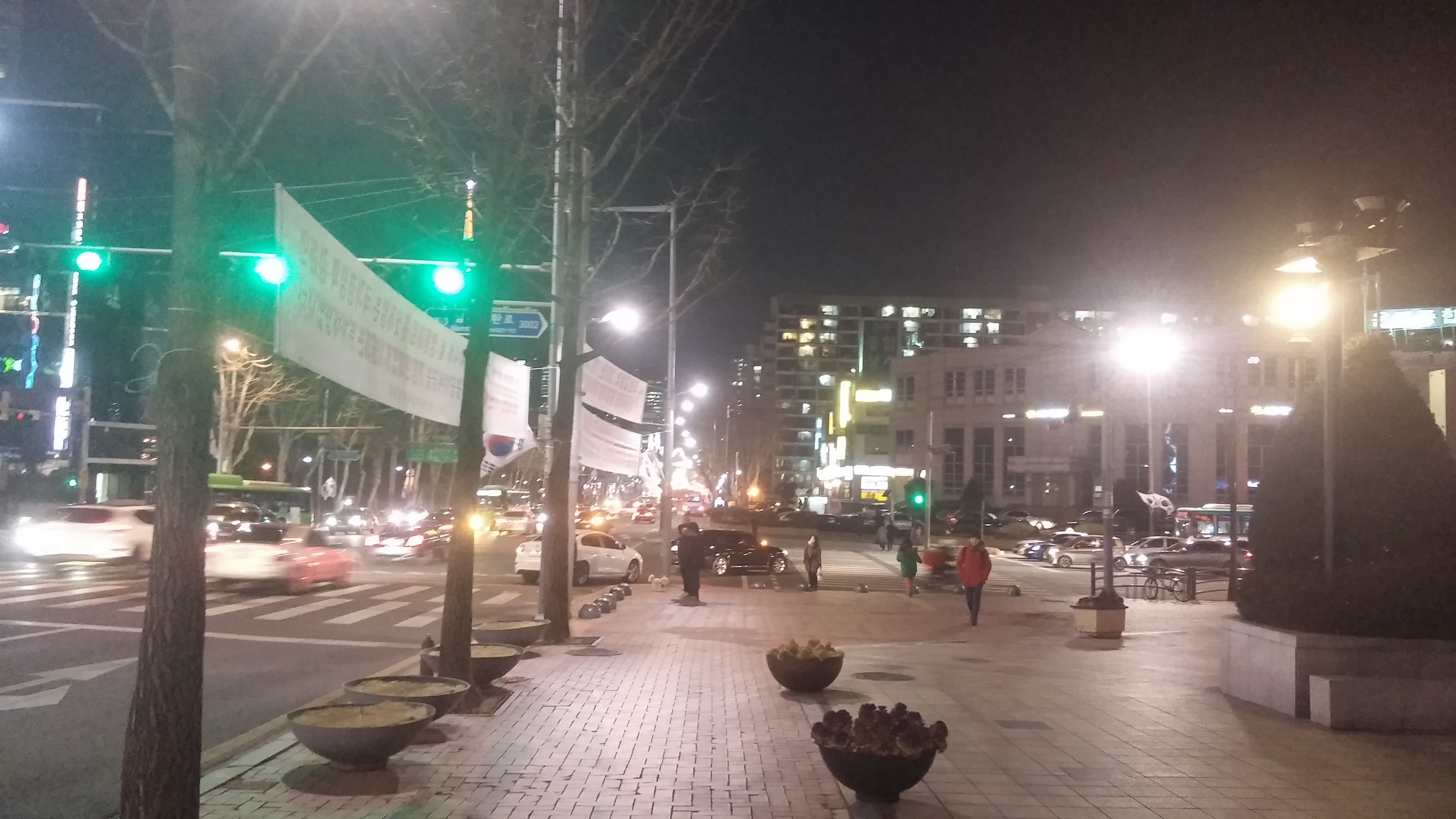 Rue de Daechi-dong illuminée la nuit, épicentre des hagwon et des académies privées de Séoul.