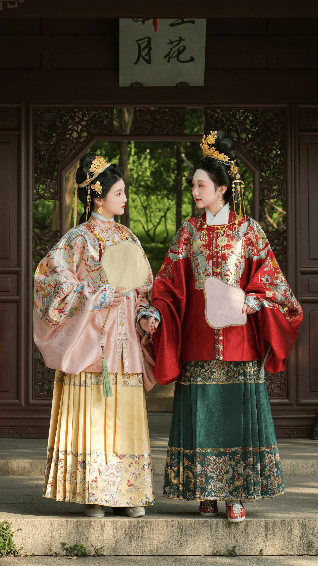 Version moderne de hanfu style dynastie Ming, deux robes de ceremonie brodees rouge et bleu