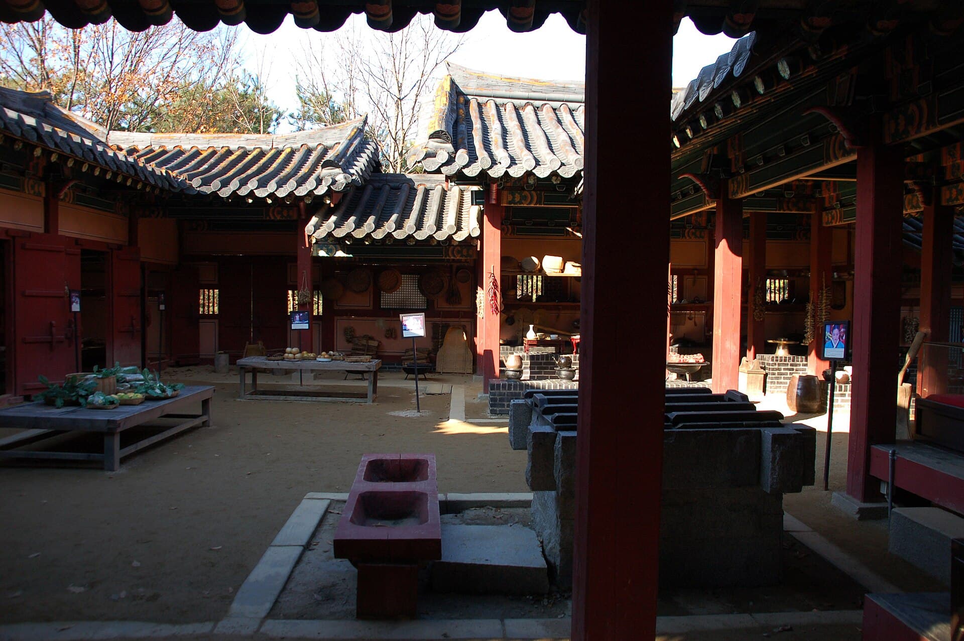 Cour interieure du decor de tournage du drame historique coreen Dae Jang Geum, batiments de bois peints et cuisine royale reconstituee
