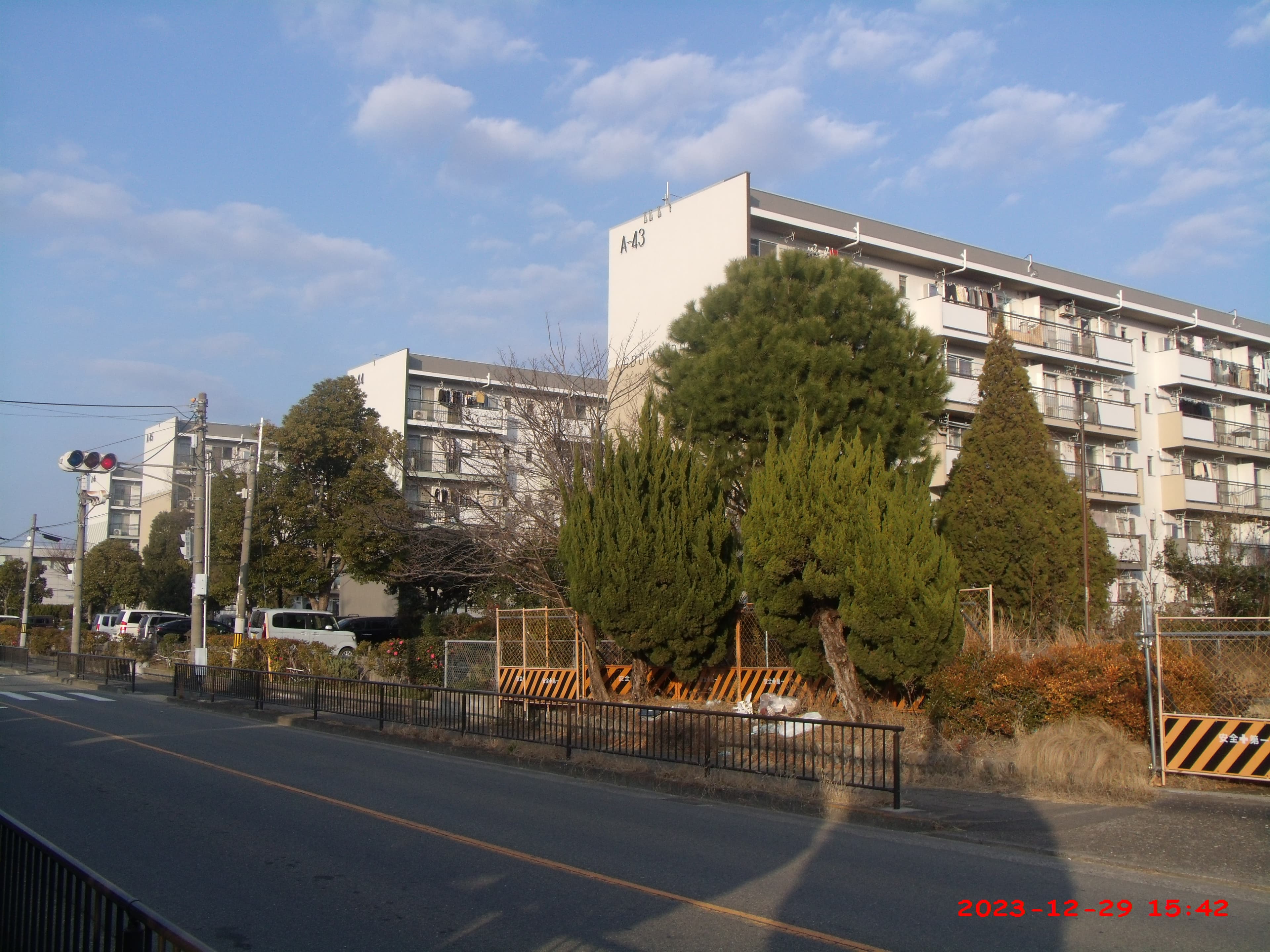 Immeuble de logements collectifs japonais (danchi) aux nombreux balcons alignés, typique de l'habitat urbain au Japon