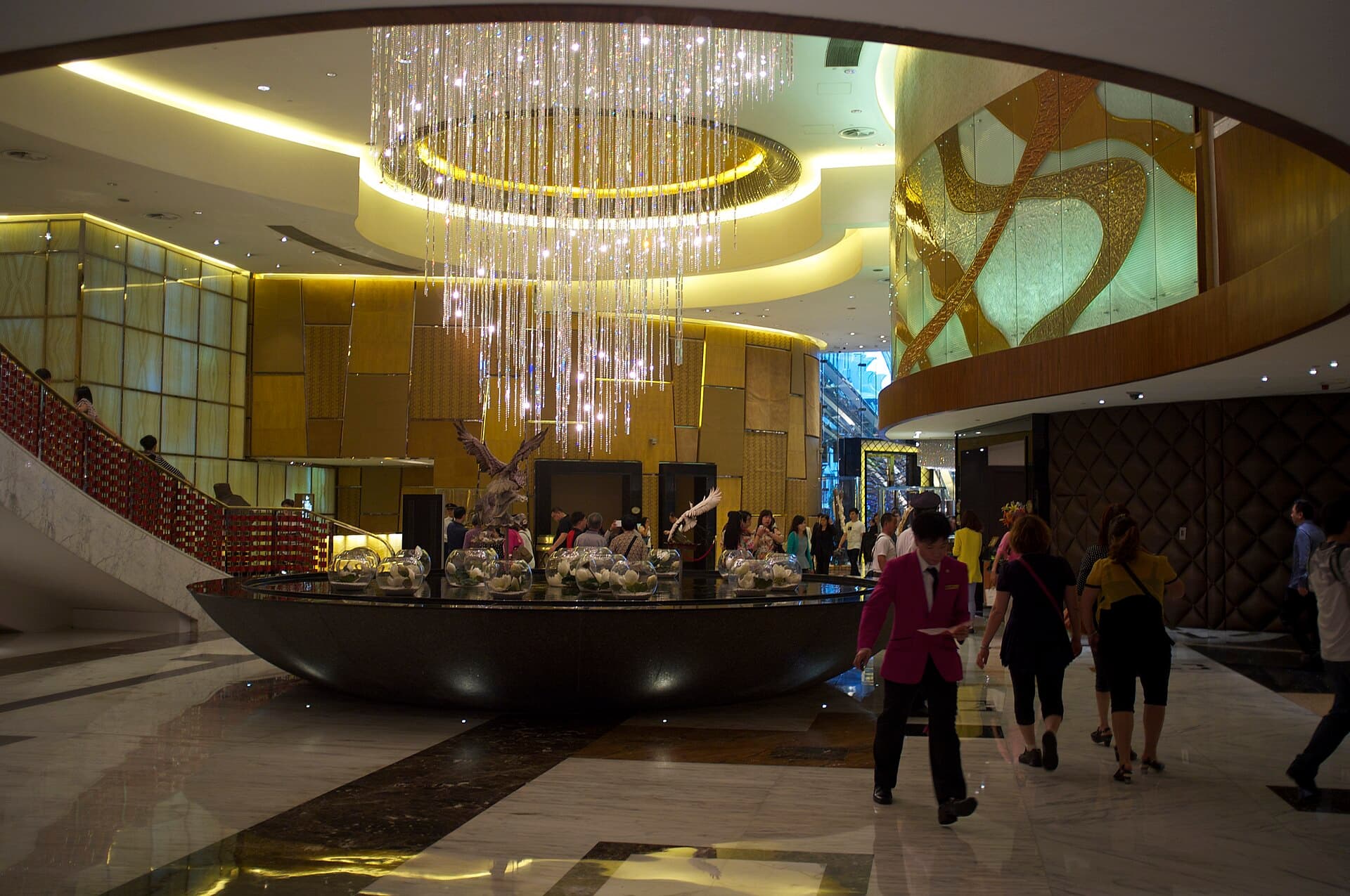 La tour dorée en forme de lotus du casino Grand Lisboa dominant le ciel de Macao, emblème de la capitale mondiale du jeu d'argent.