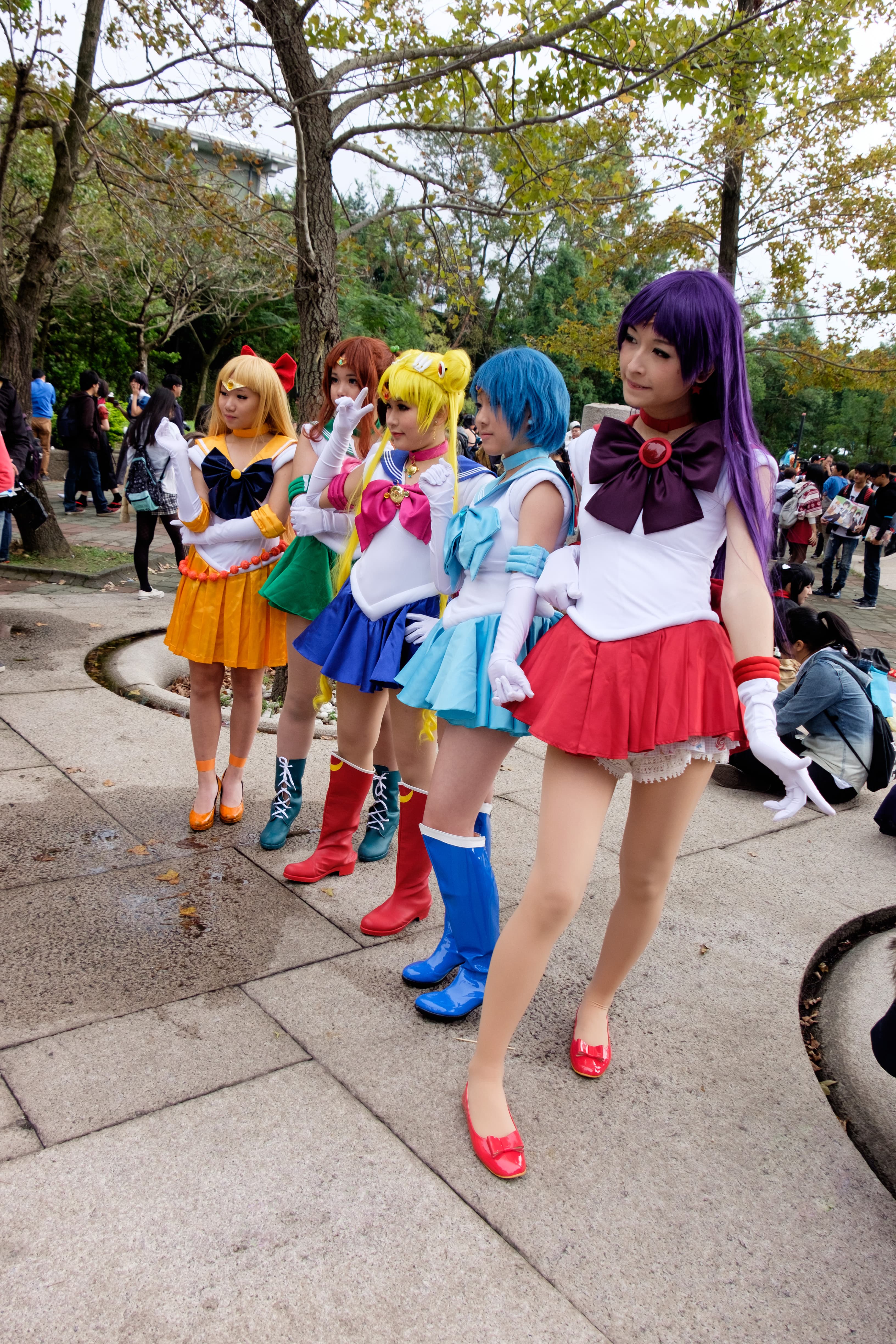 Cinq cosplayeuses en Sailor Senshi (Sailor Moon, Mercury, Mars, Jupiter, Venus) posant en groupe.