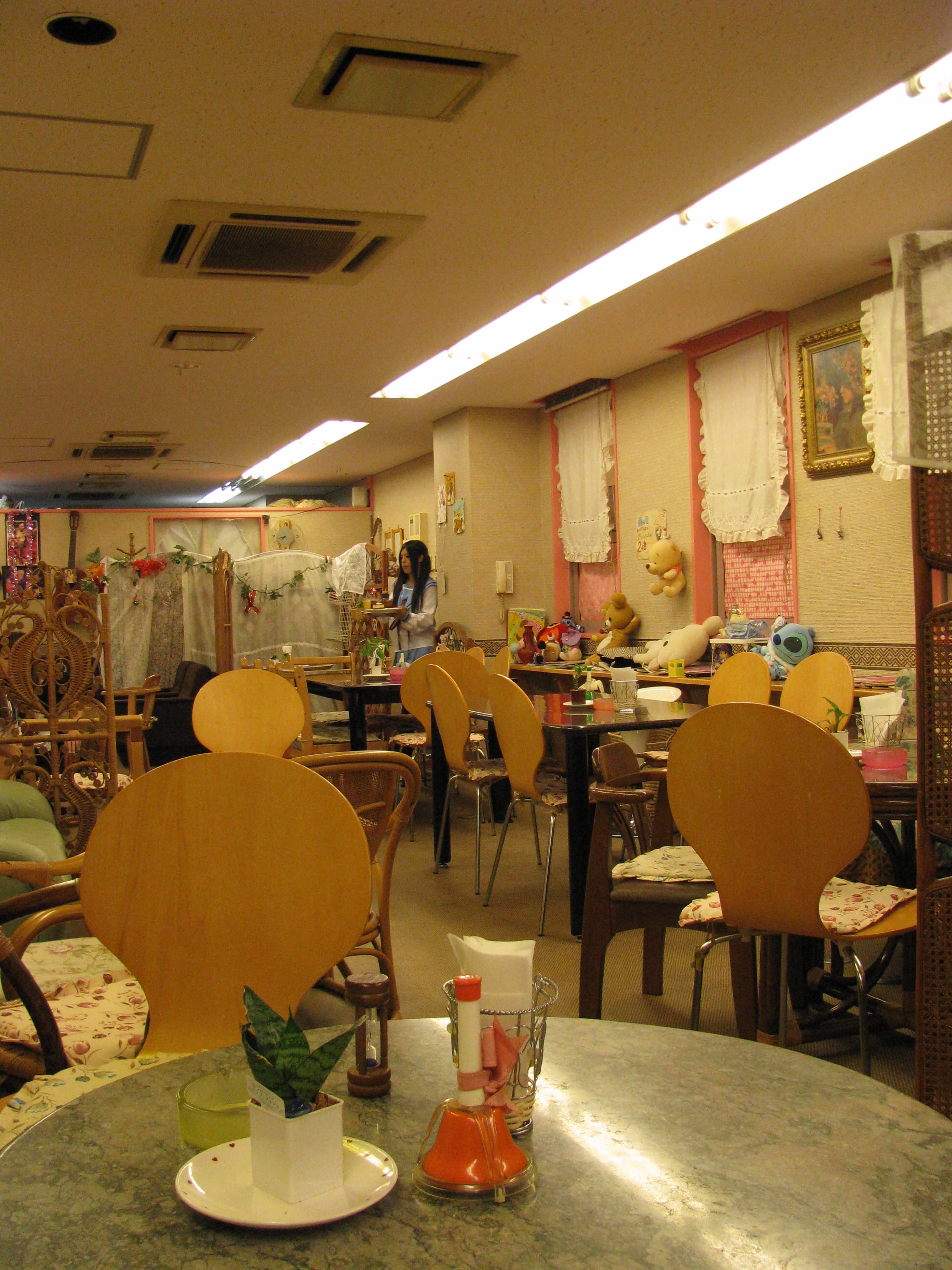 Serveuse en costume de maid dans un maid café japonais.