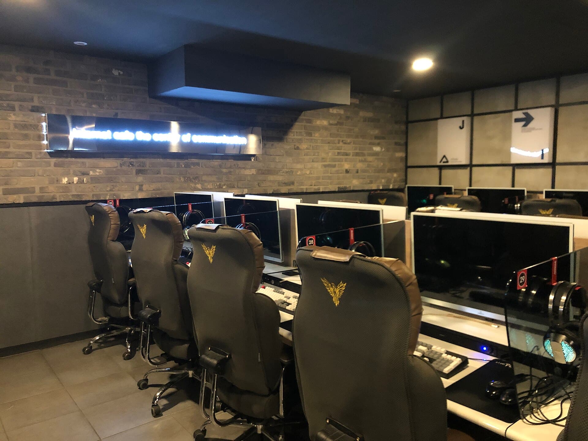 Interieur d'un PC bang en Coree du Sud, rangees de postes de jeu a haut debit, haut lieu des MMORPG coreens