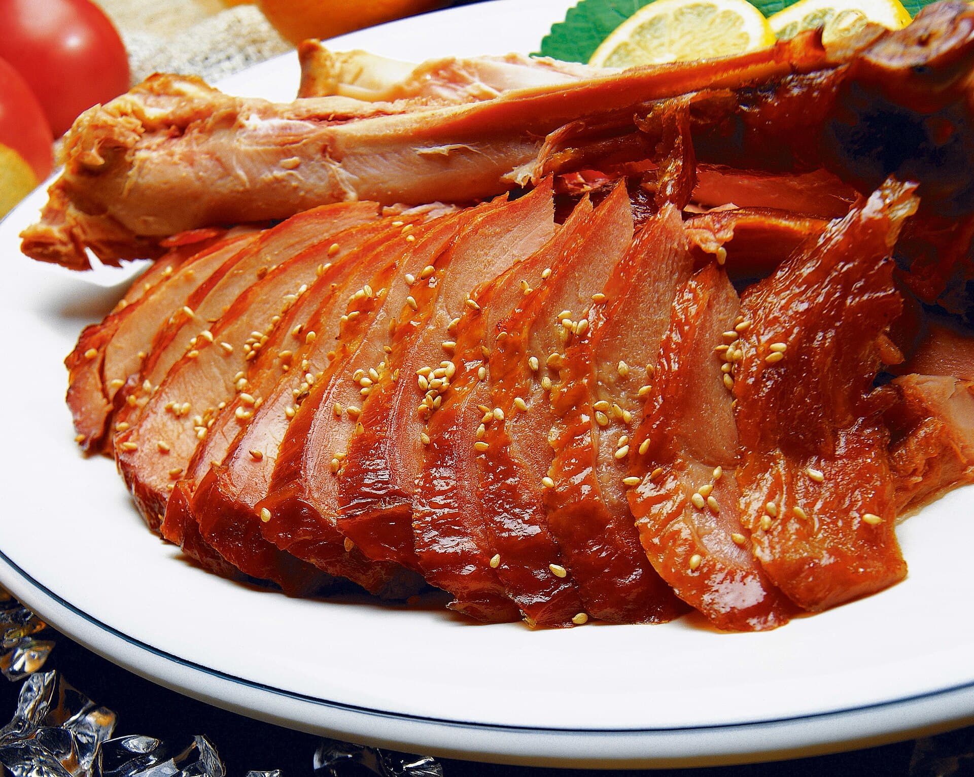 Gros plan d'un plat de jokbal coreen, pied de porc braise, plat emblematique des mukbang