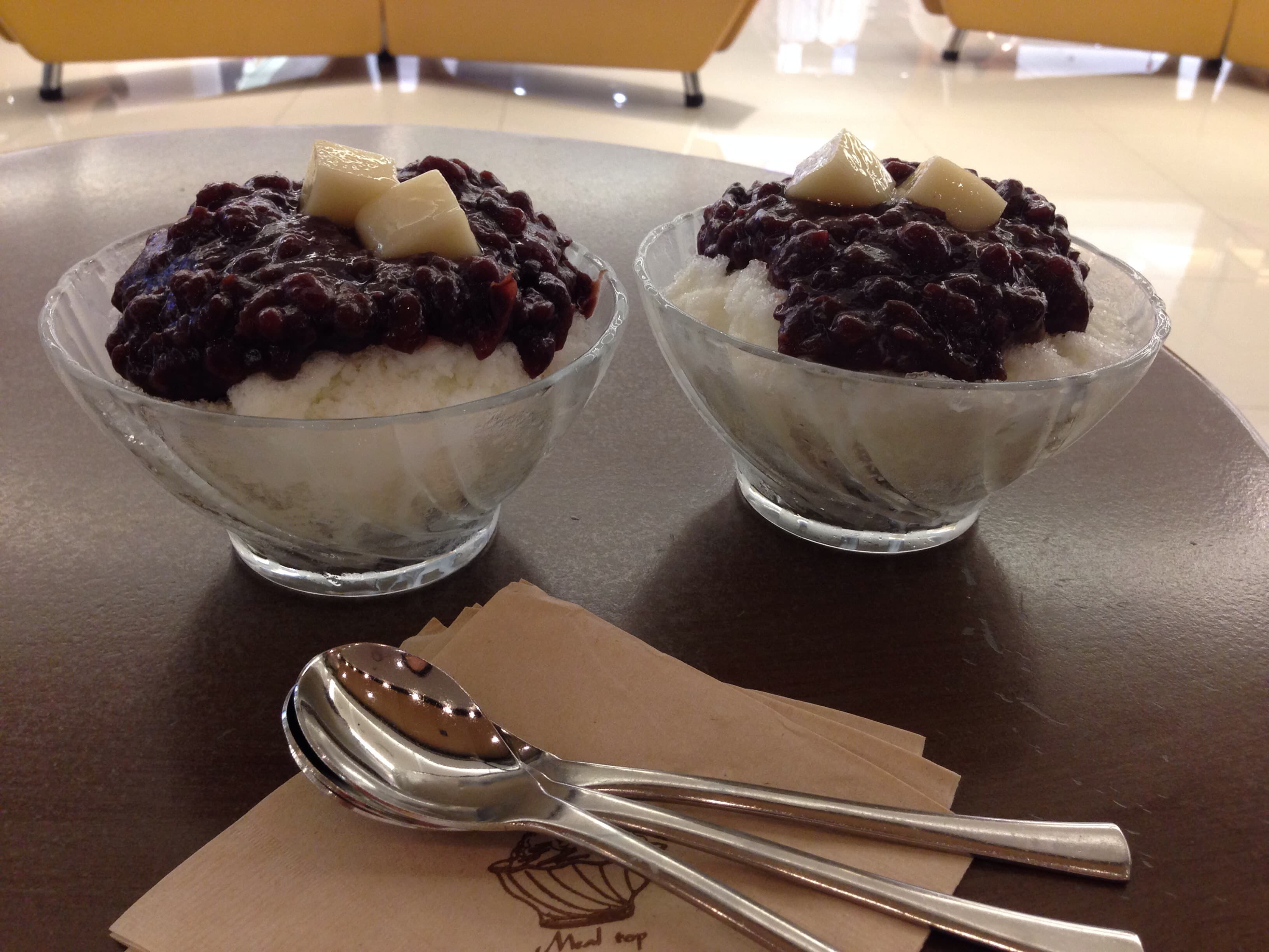 Coupe de pat bingsu, montagne de glace pilée garnie de haricots rouges, dessert estival coréen.
