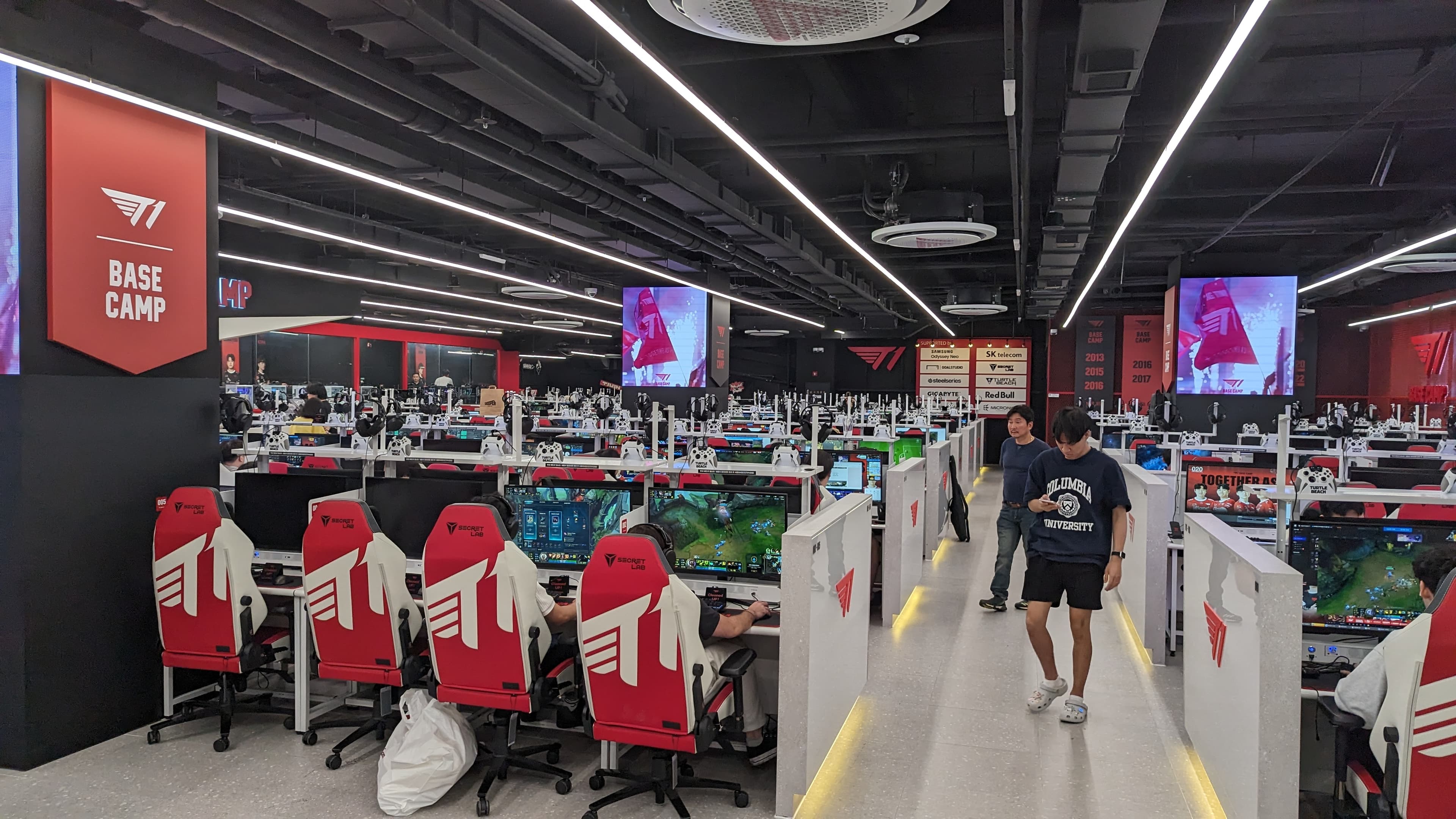 Intérieur d'un PC bang coréen avec ses rangées d'ordinateurs de jeu, cybercafé emblématique de la culture gaming en Corée.