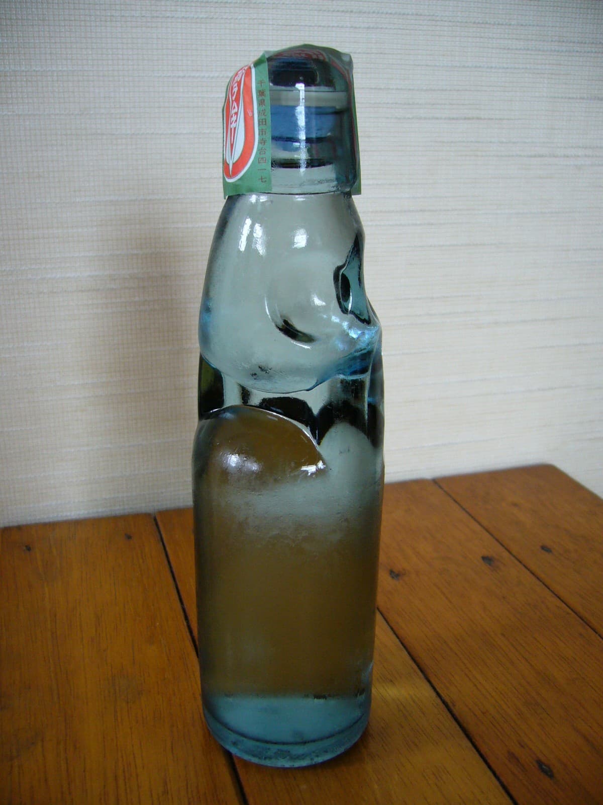 Bouteille de ramune, la limonade japonaise à la bille