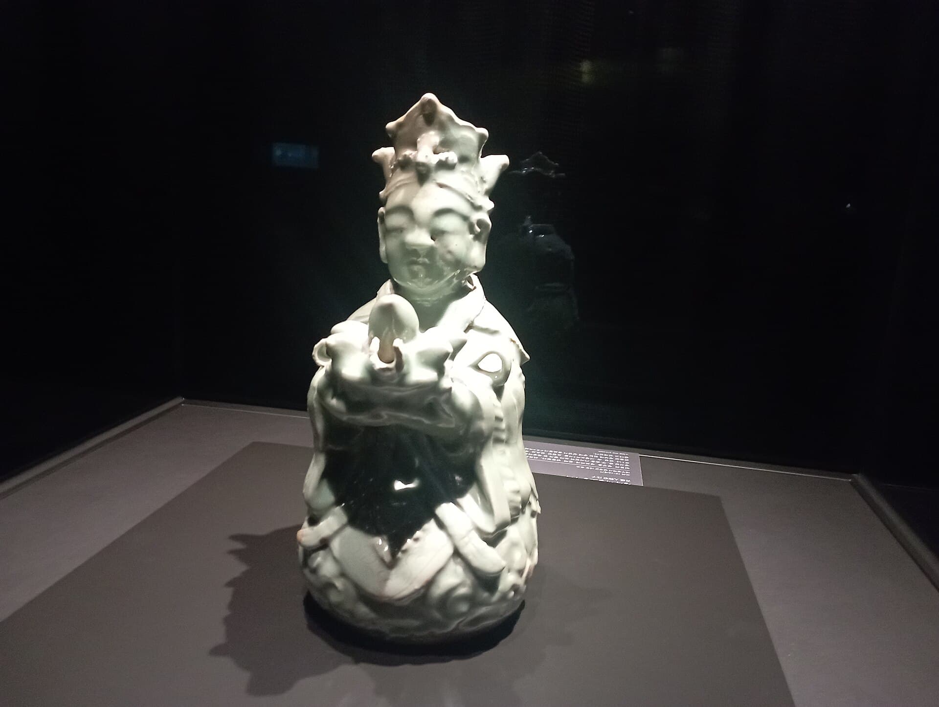 Vase en céladon vert-de-gris de la dynastie Goryeo, orné d'un décor incrusté selon la technique sanggam, chef-d'œuvre de la céramique coréenne médiévale.