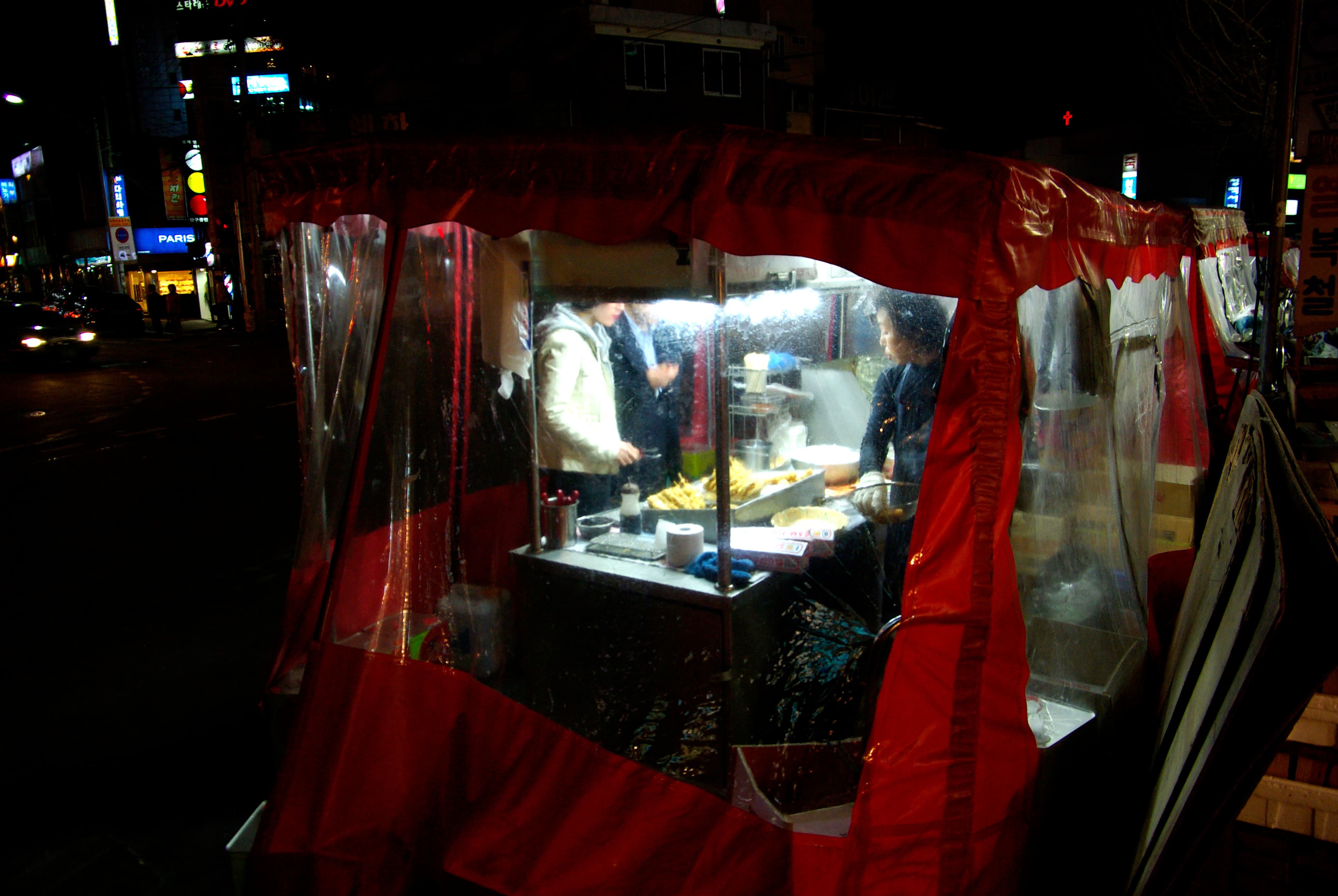 Étal de street food dans une rue de Séoul, avec ses plats coréens à emporter comme le hoddeok et le gyeranppang.