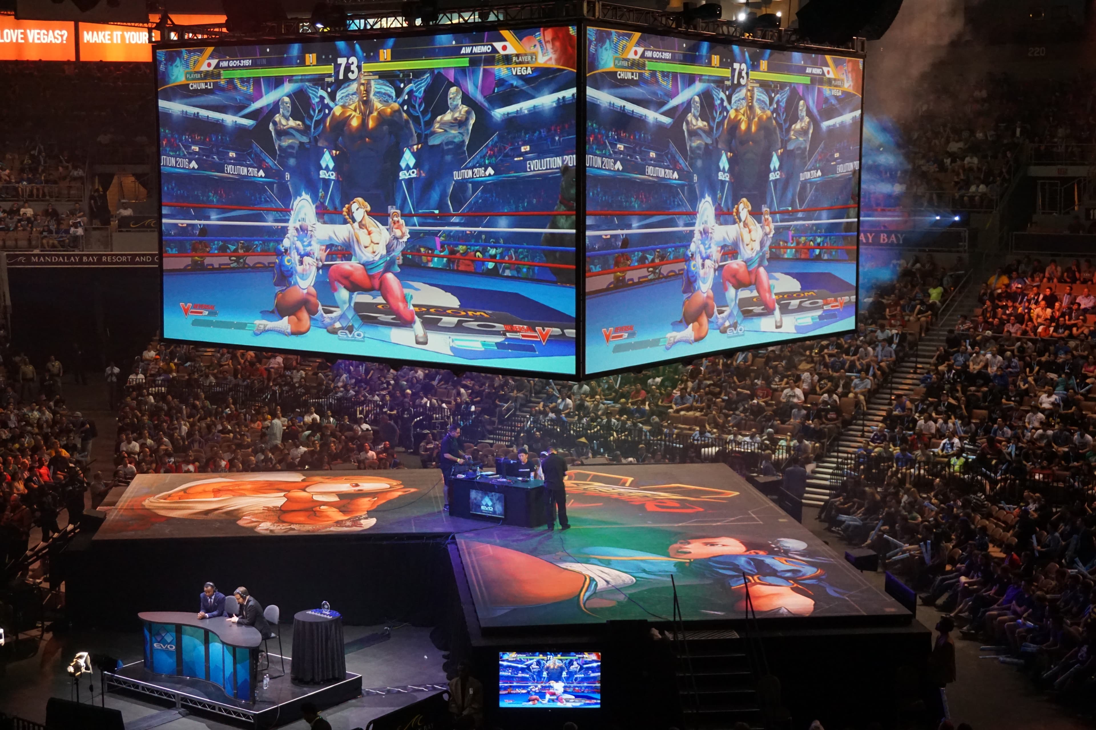 Salle bondée du tournoi Evo 2016 au Mandalay Bay de Las Vegas, scène majeure de l'esport et du jeu de combat.