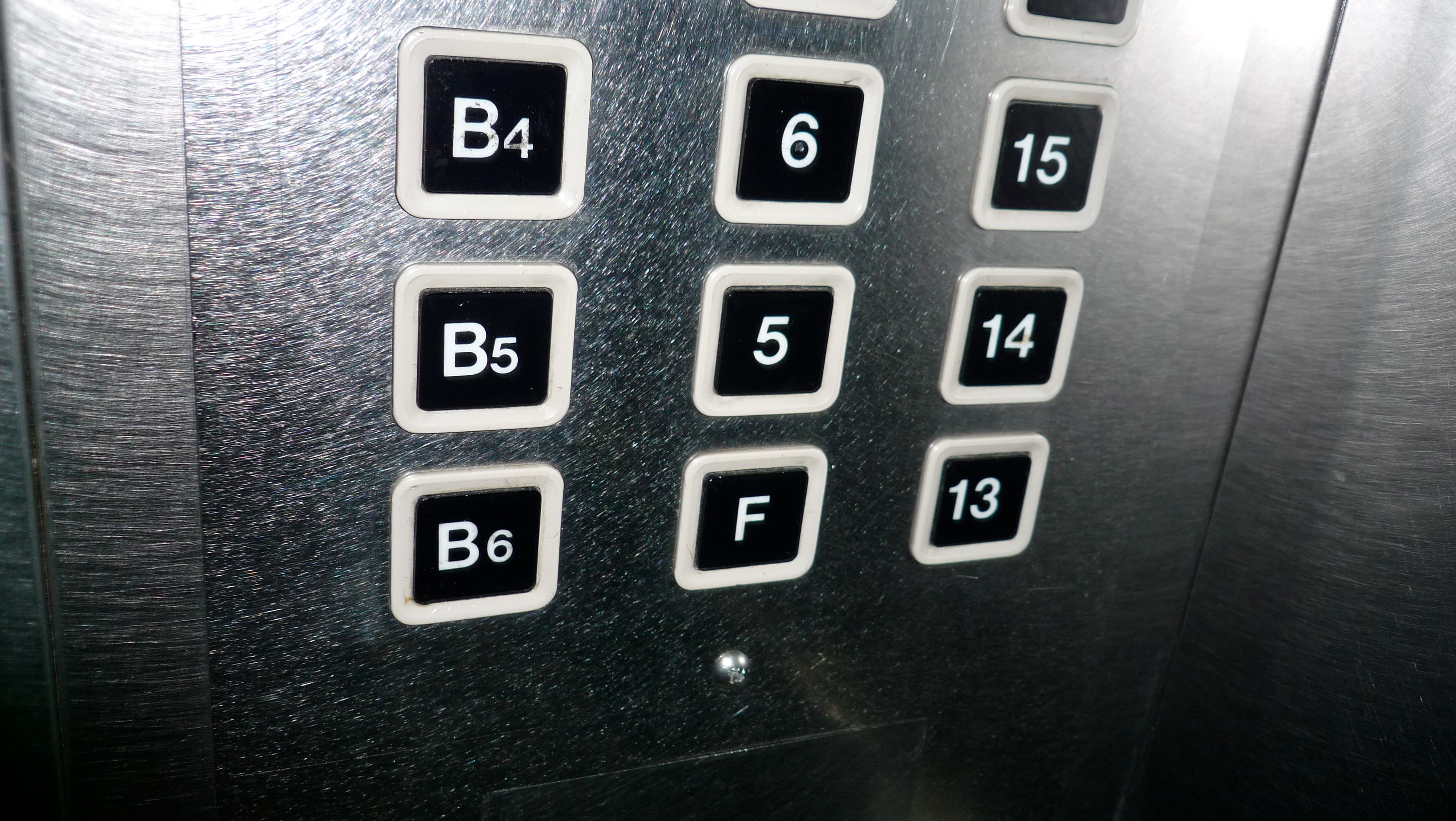 Boutons d'ascenseur coréen où l'étage 4 est remplacé par la lettre F, illustrant la crainte du chiffre 4 (tétraphobie).