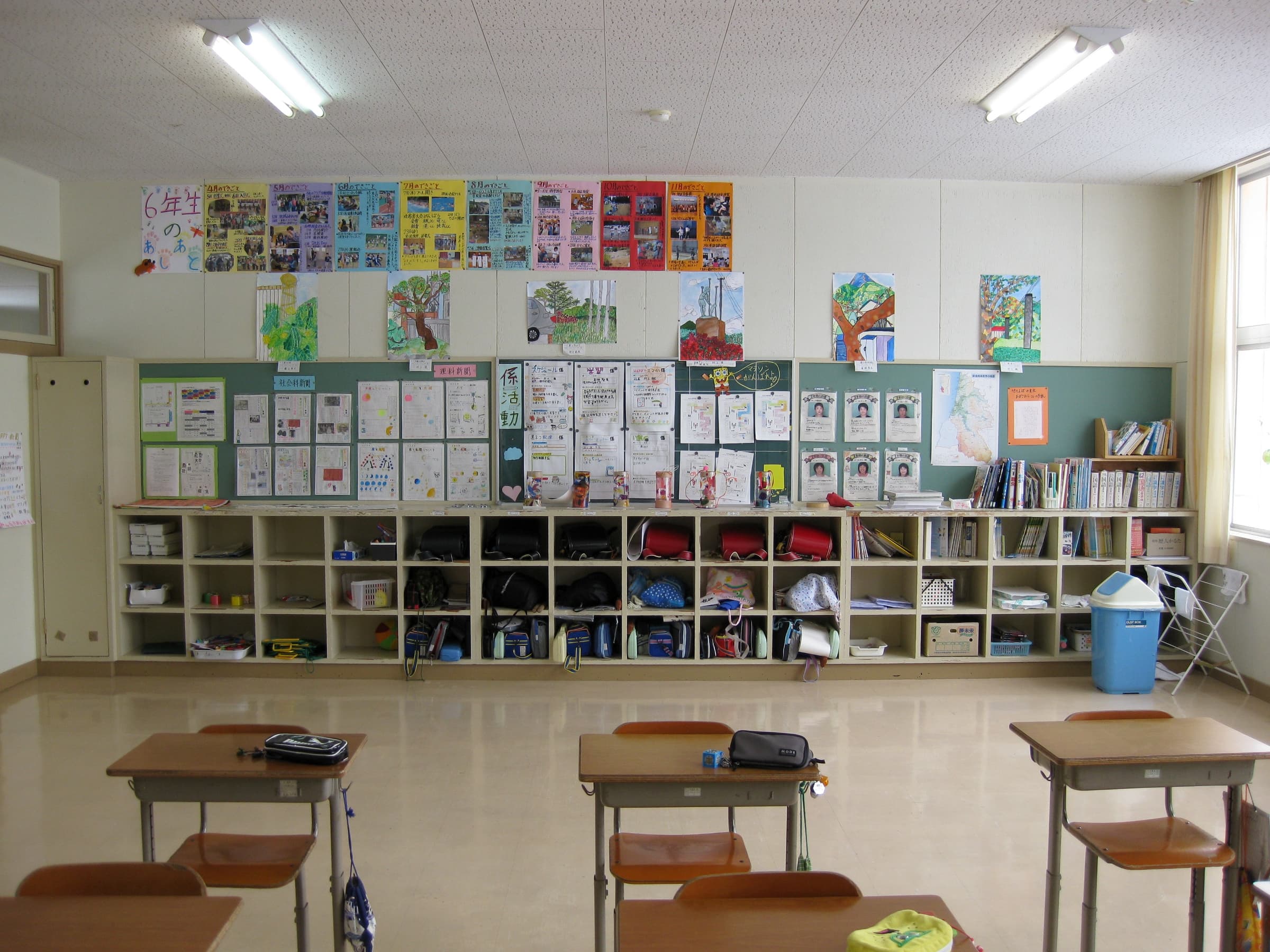 Salle de classe d'une école élémentaire japonaise avec ses pupitres alignés, à l'école primaire Hitane.